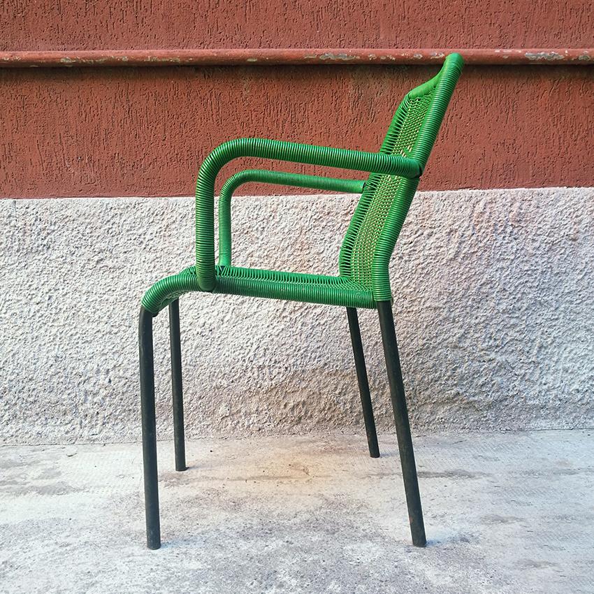 Chair with metal rod structure and covered with green woven plastic on the seat and armrests.
Good conditions.
50x50x78h cm.