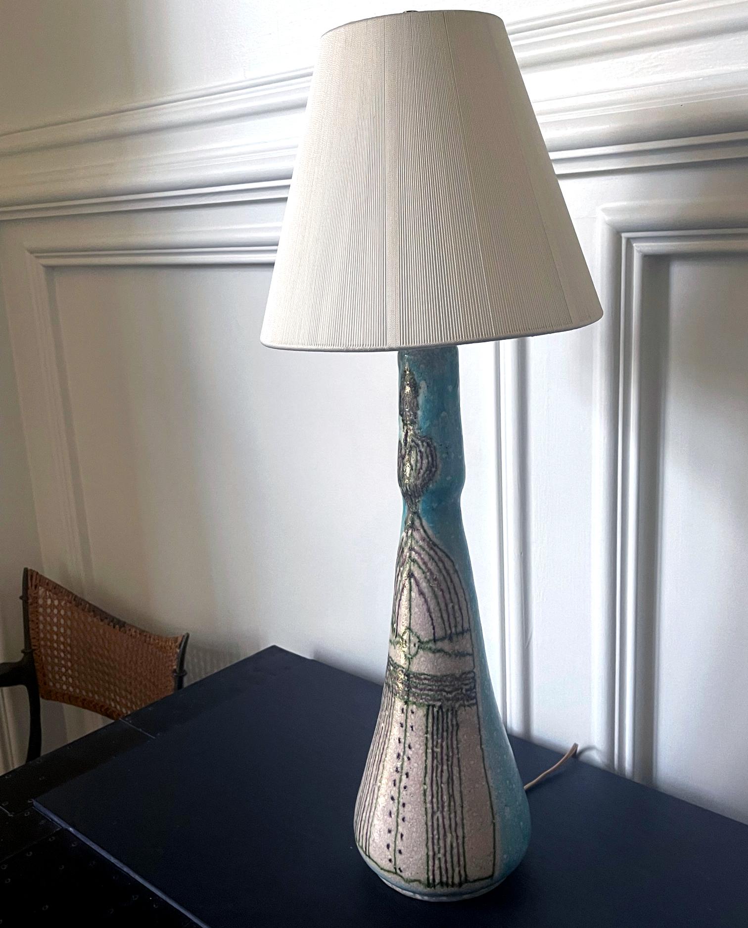 Eine hohe italienische Keramik-Tischlampe, entworfen und hergestellt von Guido Gambone (1909-1969), einem italienischen Keramikkünstler aus Florenz, um 1950. Der Lampenfuß aus Steinzeug ist mit der für den Künstler charakteristischen 