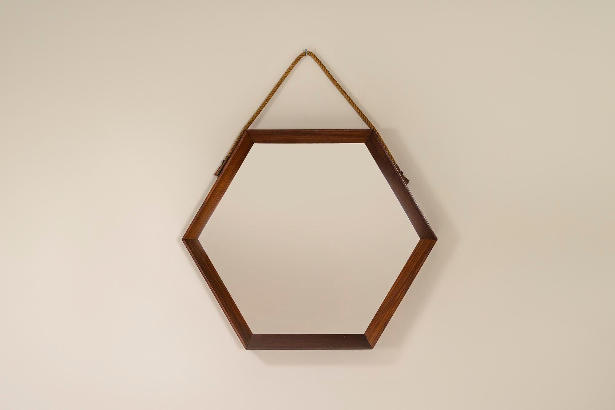 Este espejo vintage italiano desprende un encanto minimalista pero atemporal, que combina a la perfección la estética de mediados de siglo con la sencillez moderna. Fabricado en rica madera de teca, el marco hexagonal añade un atrevido toque
