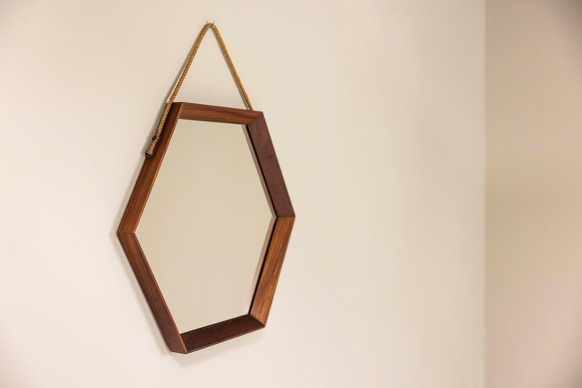 Espejo hexagonal vintage italiano de teca, Italia Años 60 Moderno de mediados de siglo en venta