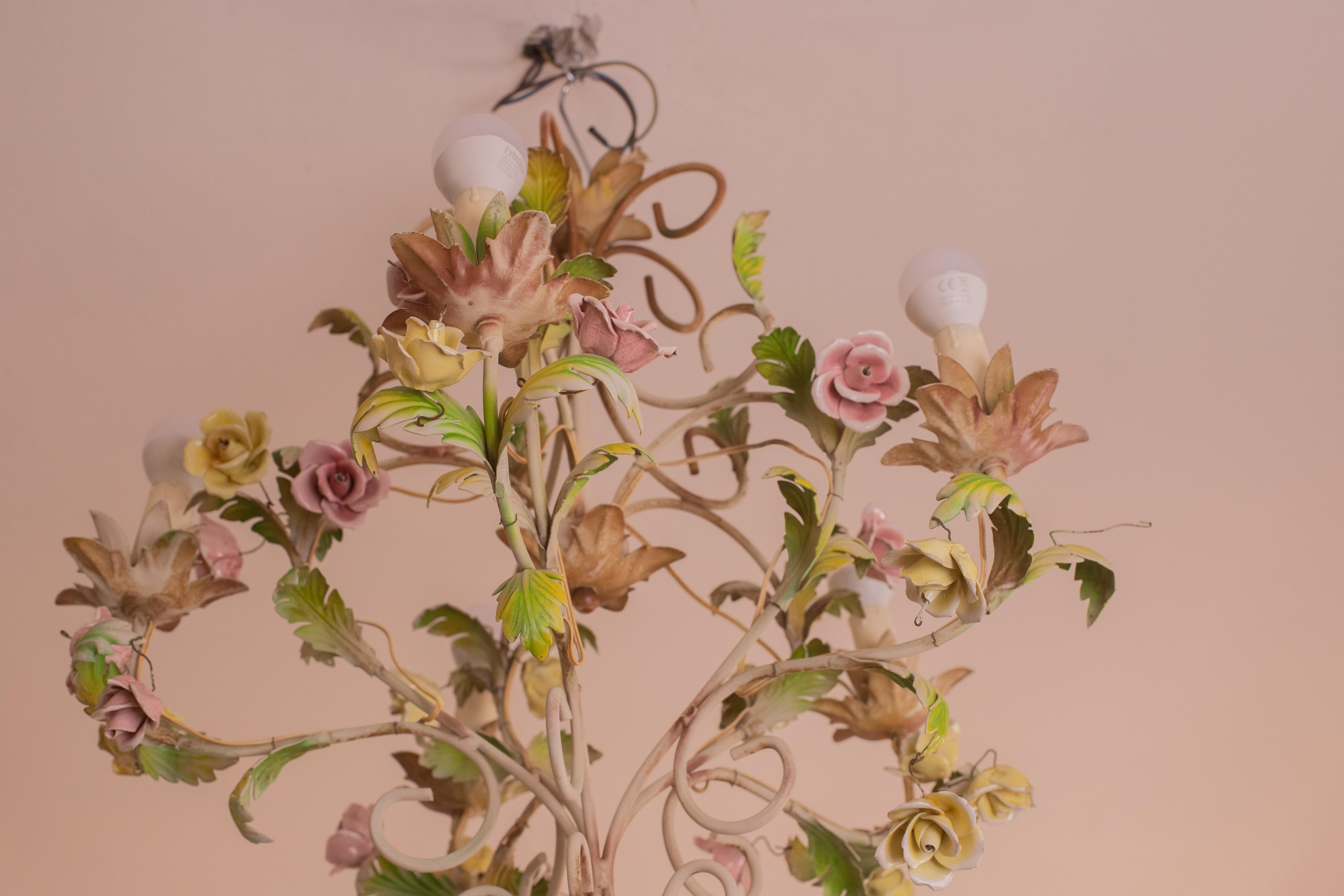 Italian Vintage Iron and Ceramic Flowers Chandelier, 1970s In Good Condition For Sale In Roma, IT