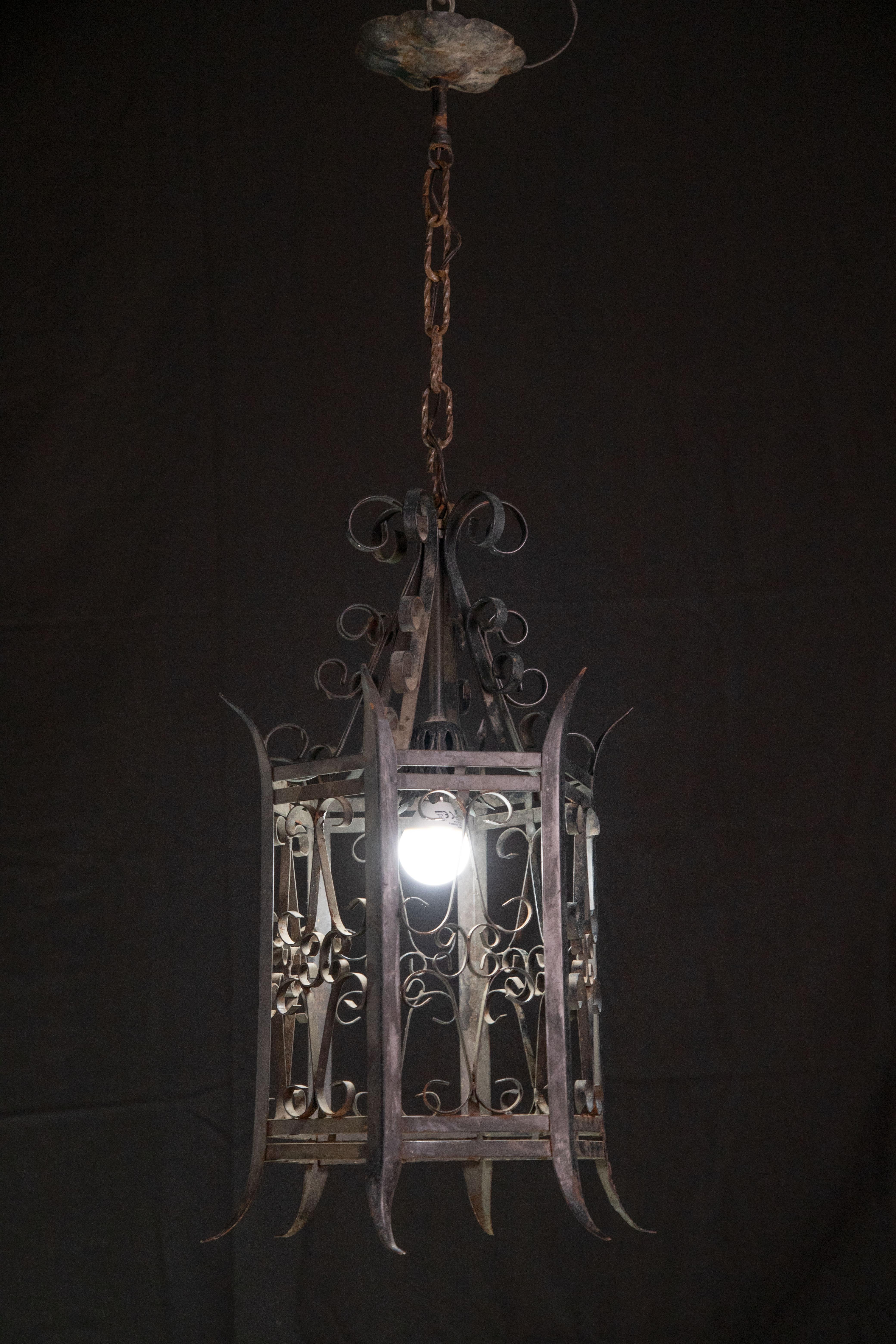 Vintage iron lantern suitable for decorating a porch or outdoor space.
The lantern is 80 centimeters high with chain, 60 centimeters without chain, the diameter measures 30 centimeters.
Mount an e14 light.
The structure shows some signs of aging.