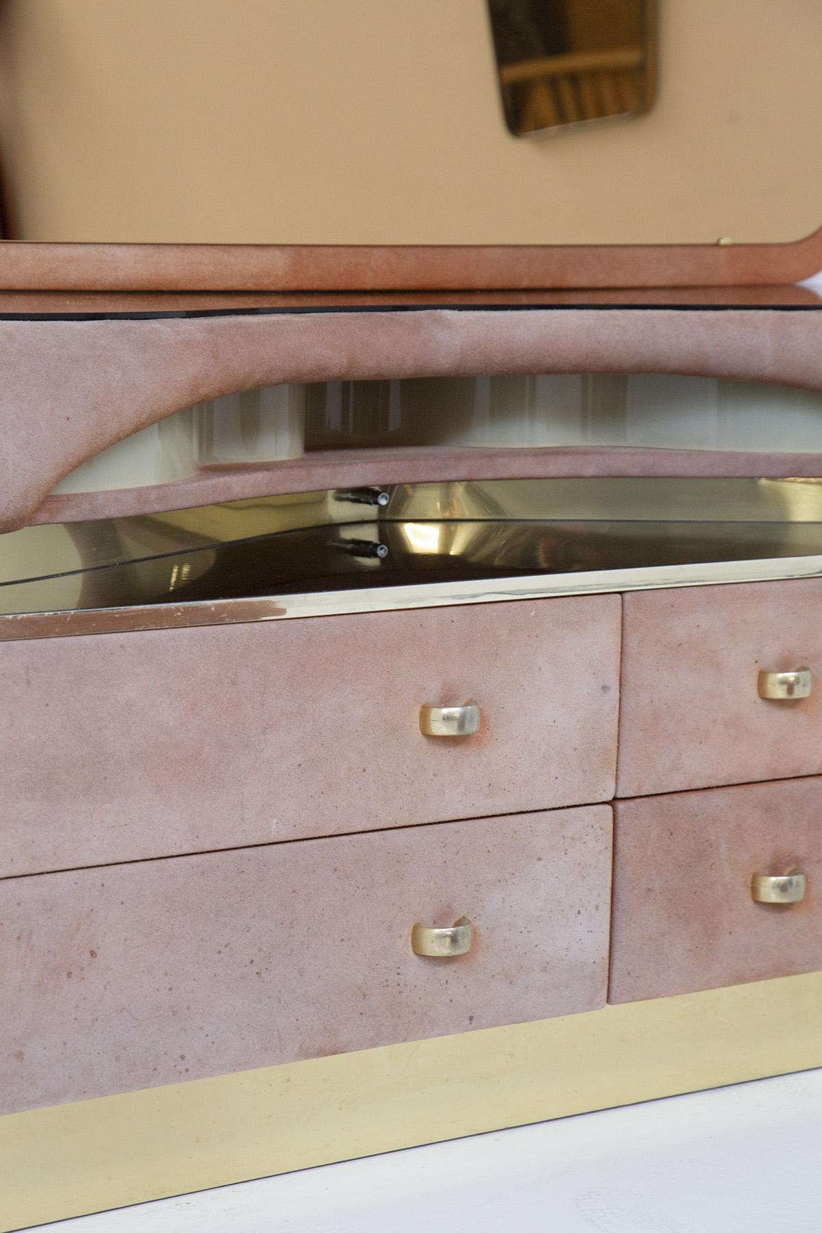 Wonderful women's makeup toilet made of brass and velvet, from the 1970s, Italian manufacture.
The structure is very curvy made of brass. The underside is a chest of drawers in pink, with 4 large drawers. Above is a sinuous brass top with built-in