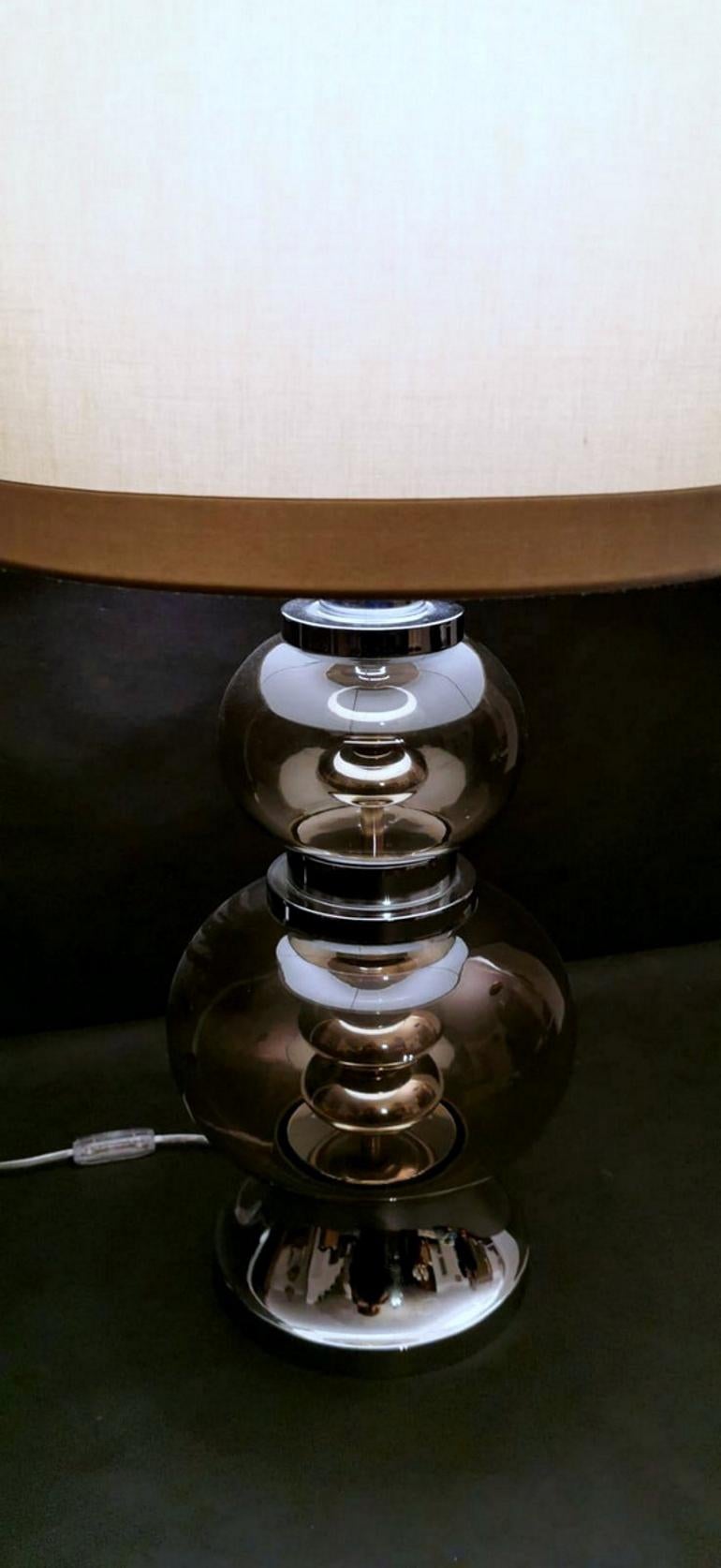 20ième siècle Lampe italienne vintage en acier et verre fumé en vente