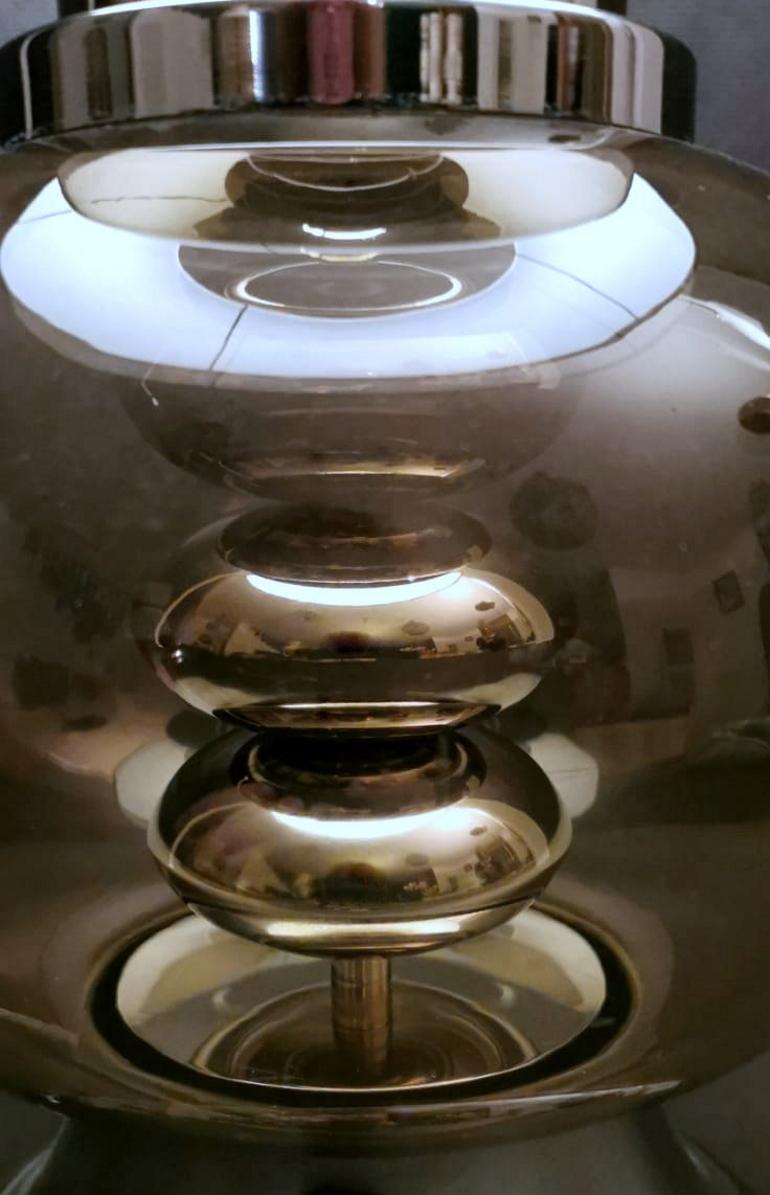 Acier Lampe italienne vintage en acier et verre fumé en vente