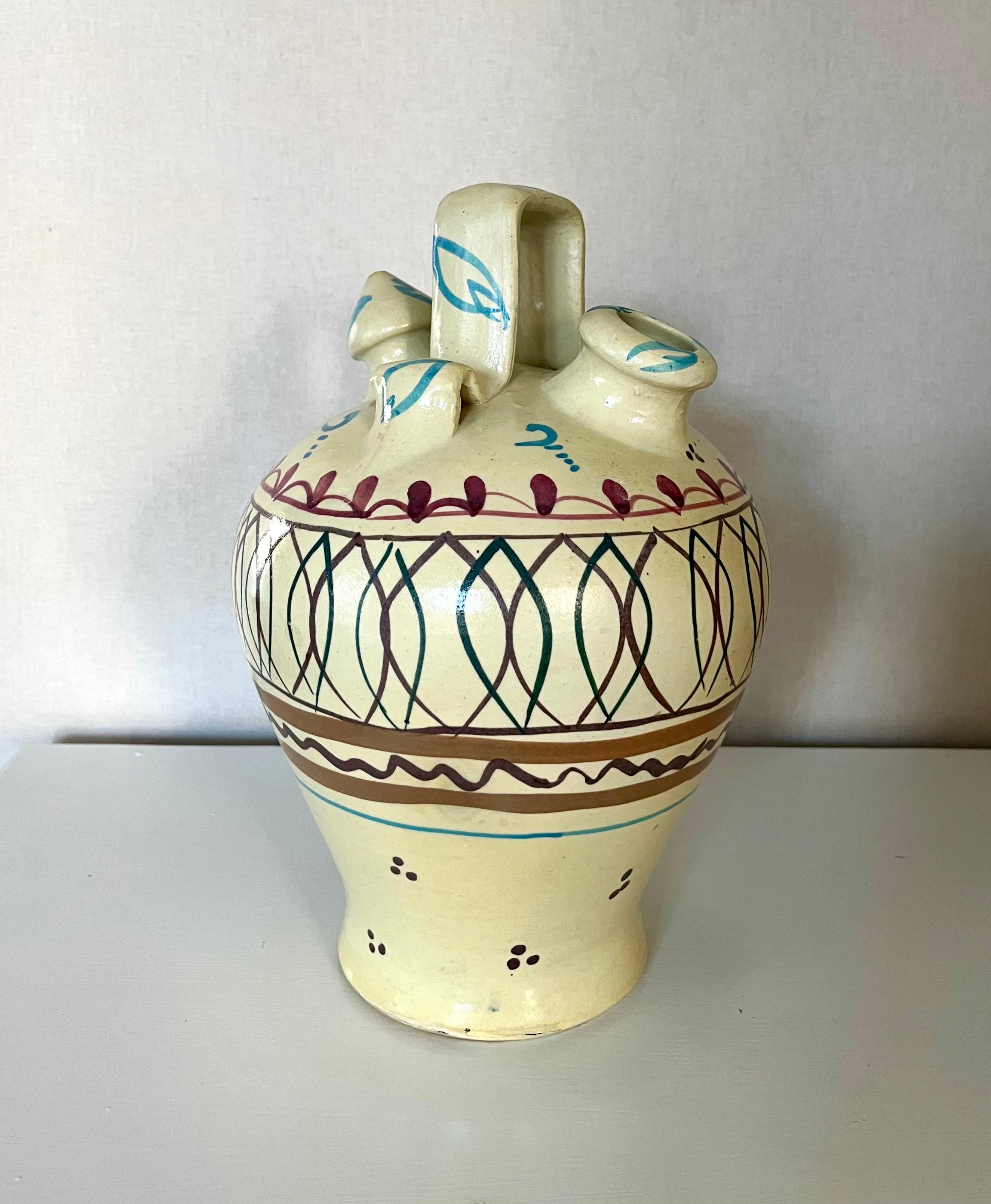 Grande brocca / vaso in ceramica artigianale italiana vintage, anni '60

Bellissima brocca o vaso in ceramica italiana vintage realizzata a mano, con un disegno dipinto a mano su una base color crema. Gli elementi decorativi sono in azzurro tenue,