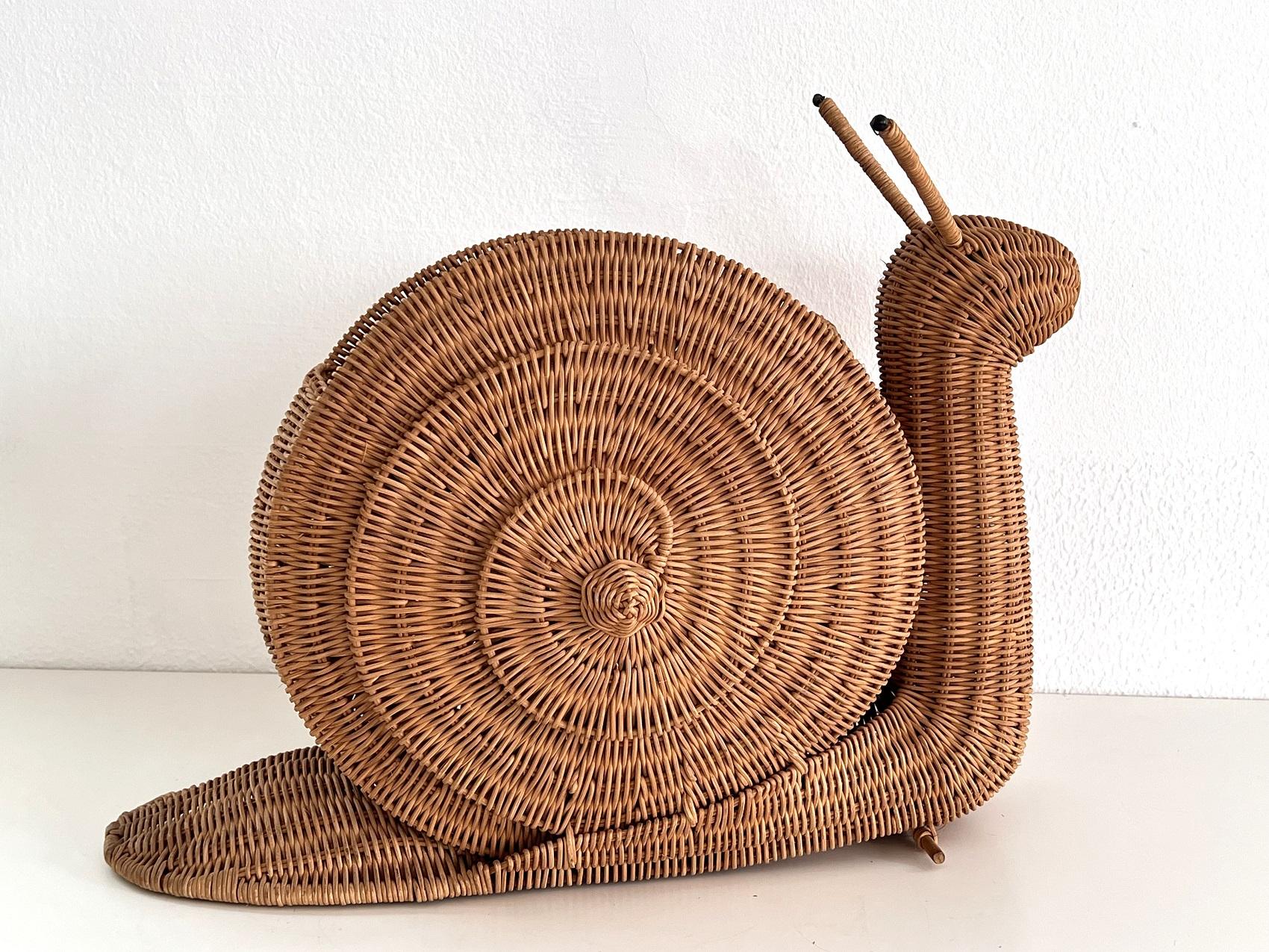 Italian Vintage Large Rattan Snail Basket, 1980s In Good Condition In Morazzone, Varese