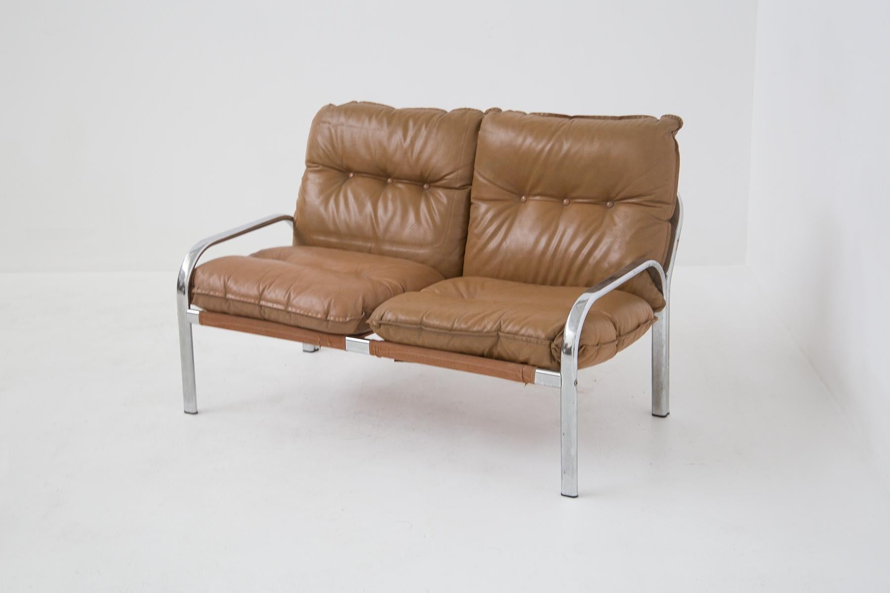 Space Age Leather and Steel Sofa att. to Gae Aulenti In Good Condition For Sale In Milano, IT