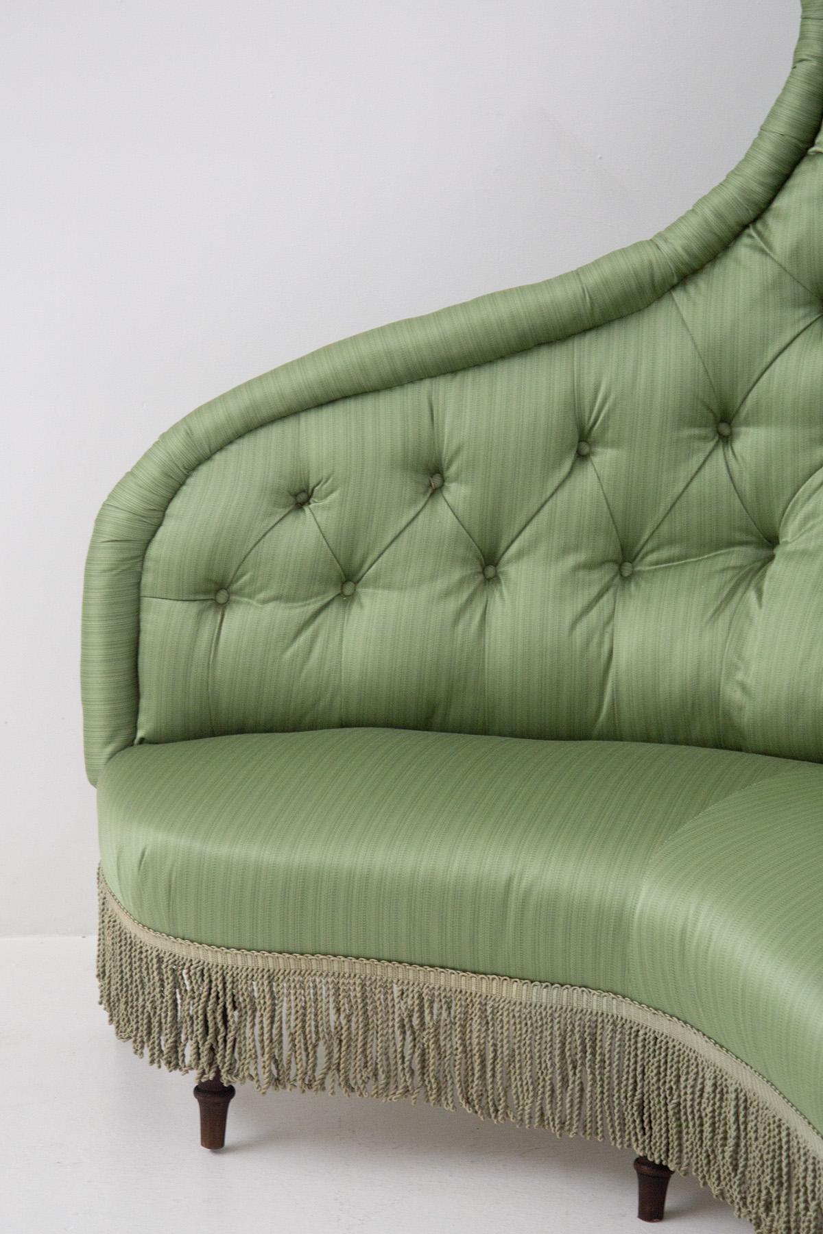 Italienisches Vintage Luxury Sofa aus Holz und grünem Seidensatin im Zustand „Gut“ im Angebot in Milano, IT