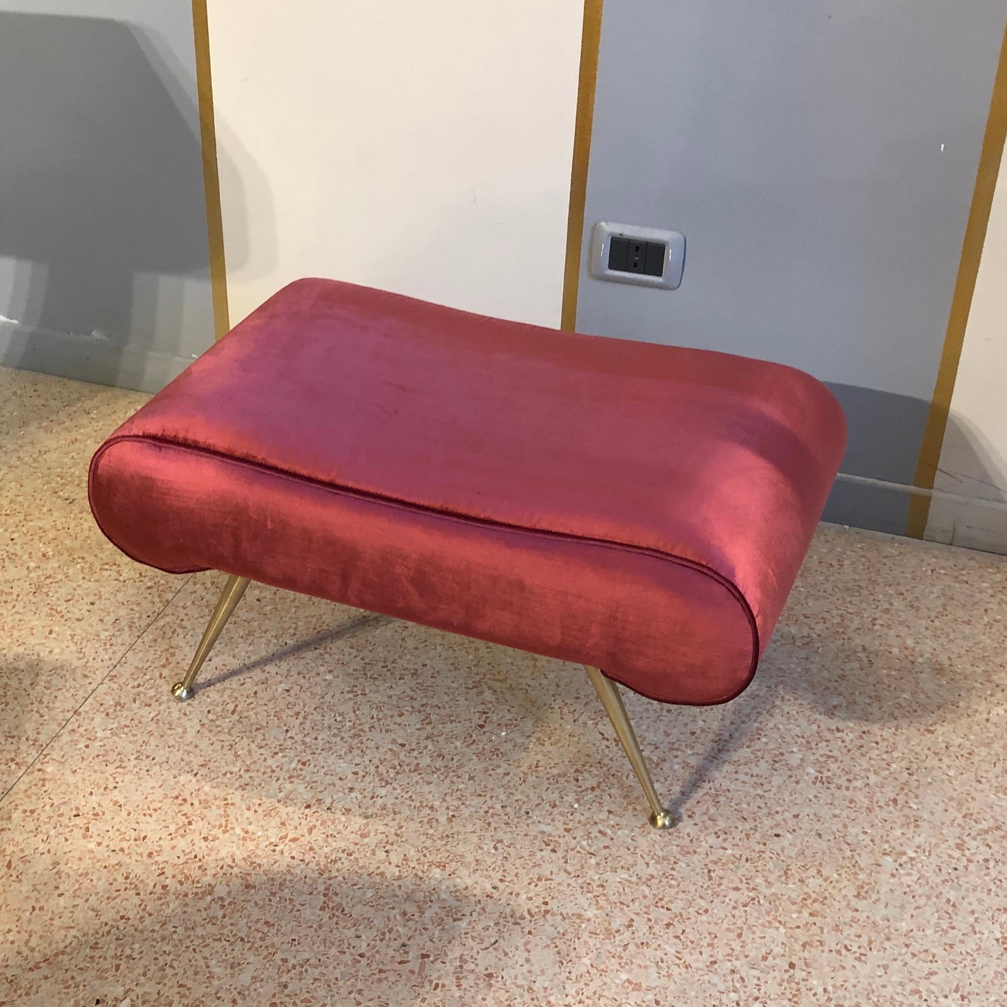 Italian vintage magenta velvet brass legs stool or bench, 1950s 

A stool with shiny brass legs re-upholstered in magenta color silk velvet 

Size: D 45 cm, L 70 cm, H 35 cm. 

This small bench comes from Italy from 1950s period. It has been