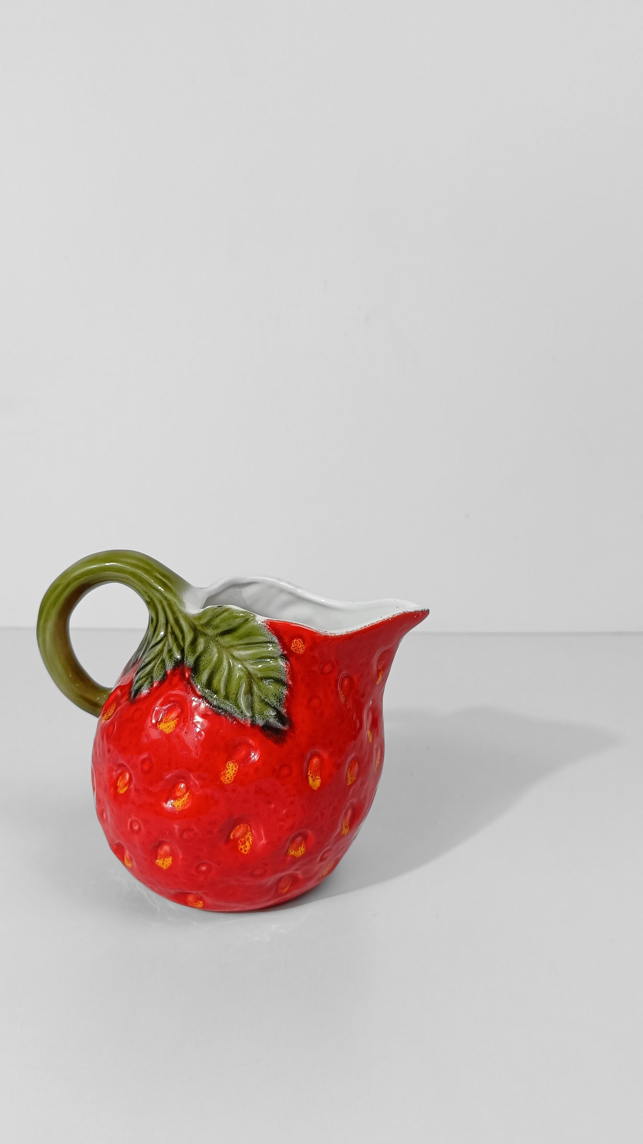 Pichet italien en majolique en forme de fraise,  Italie style ARS en vente 4