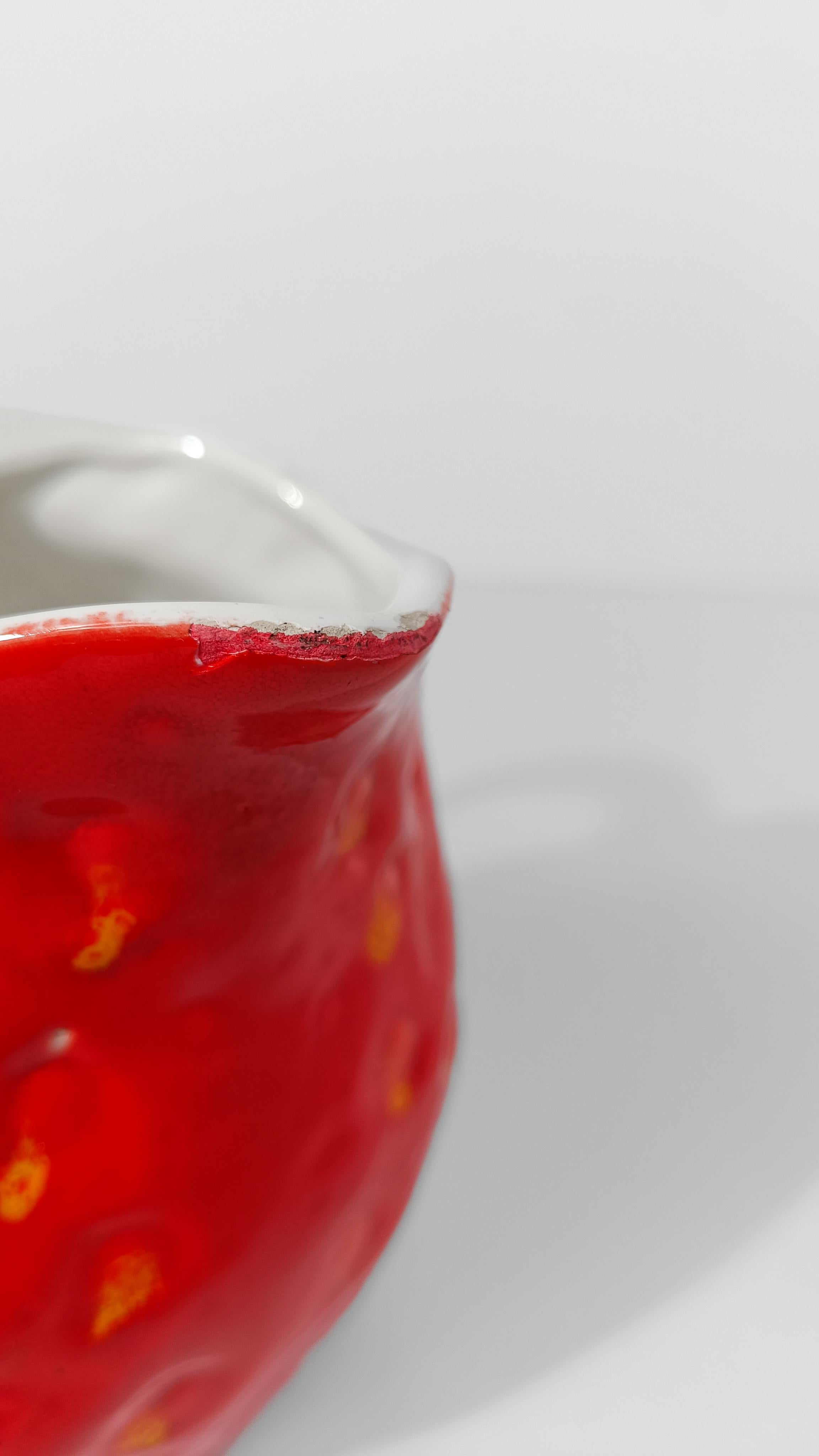 Pichet italien en majolique en forme de fraise,  Italie style ARS en vente 5