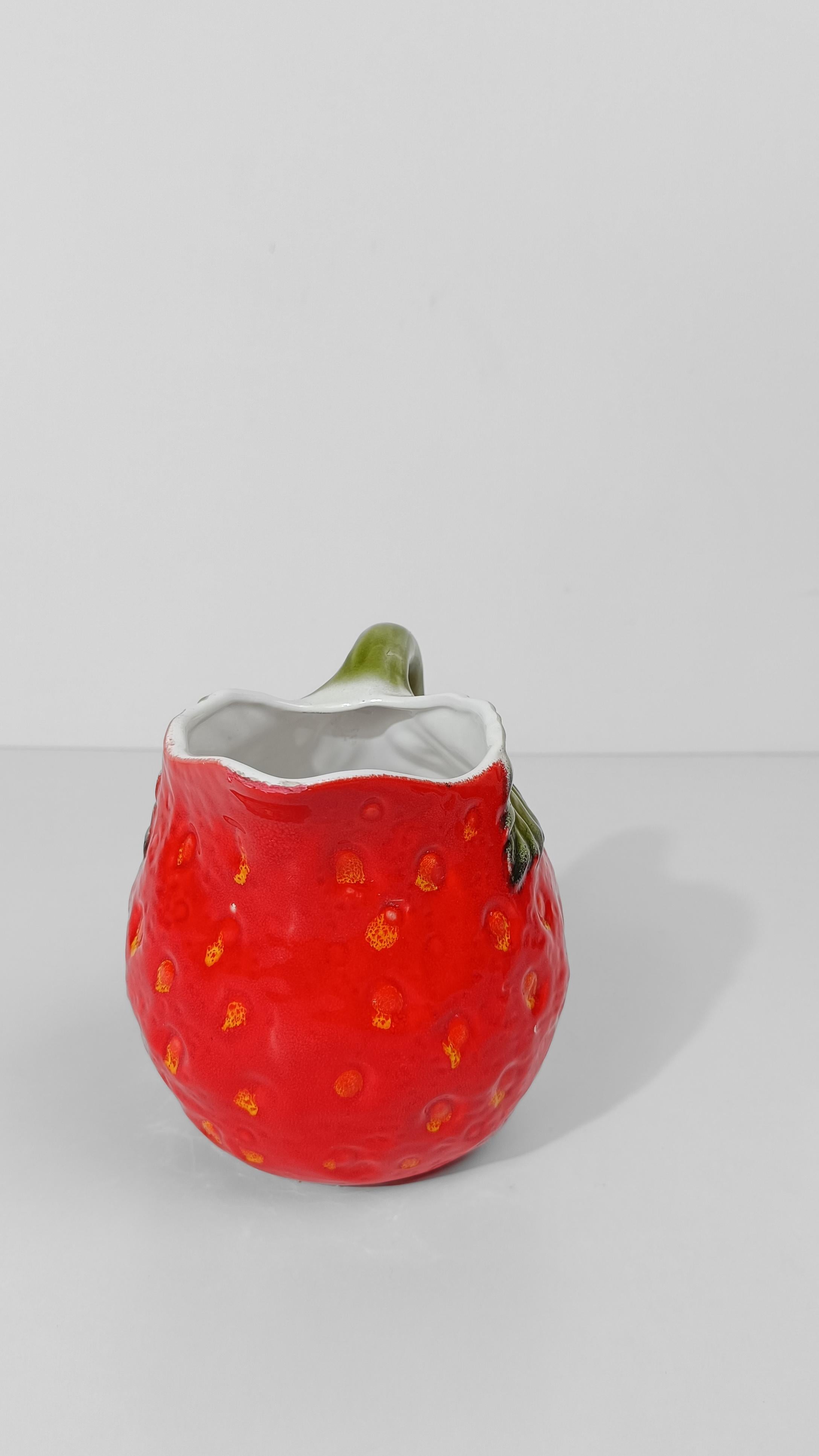 Pichet italien en majolique en forme de fraise,  Italie style ARS en vente 6