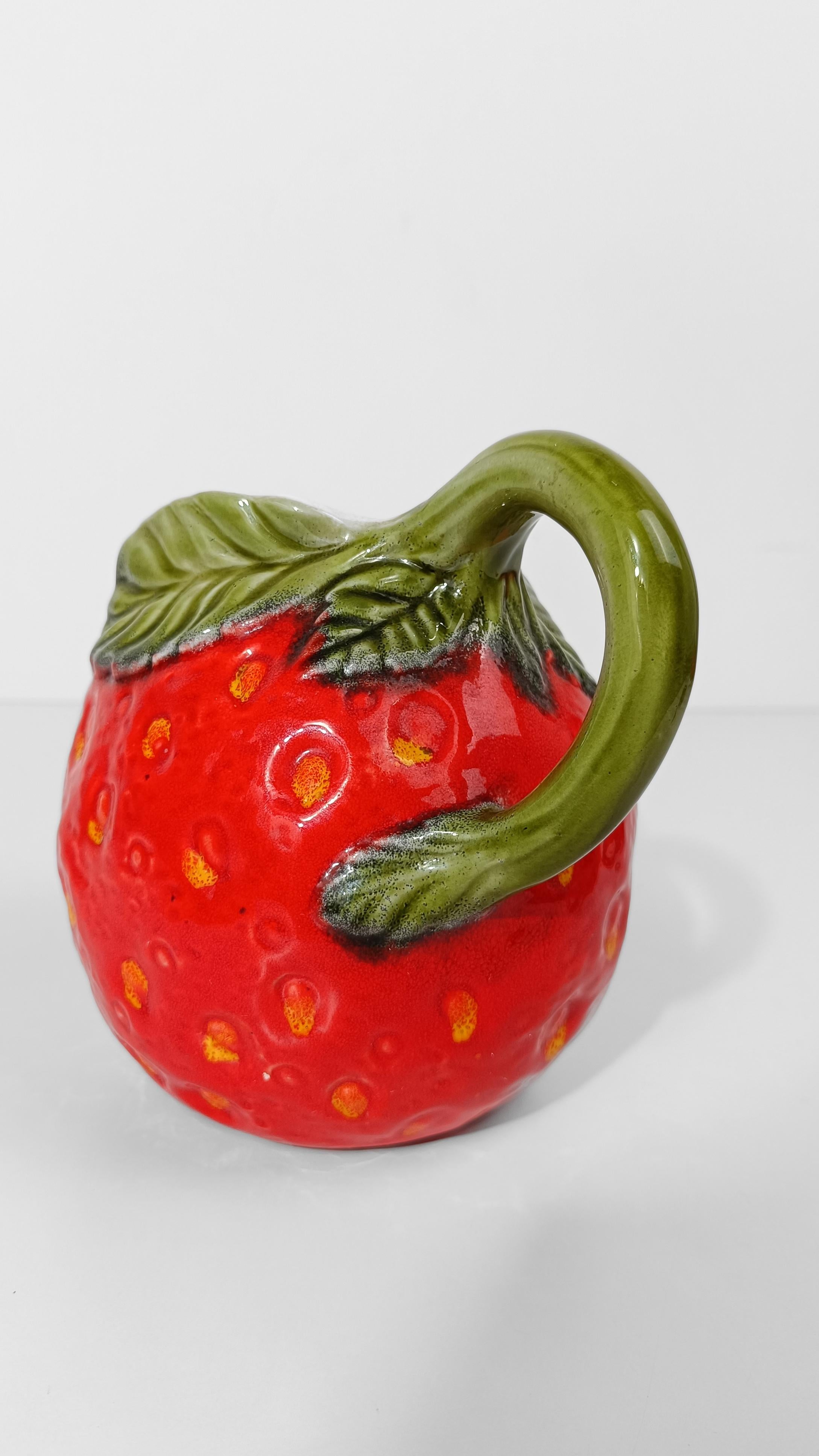 Mid-Century Modern Pichet italien en majolique en forme de fraise,  Italie style ARS en vente