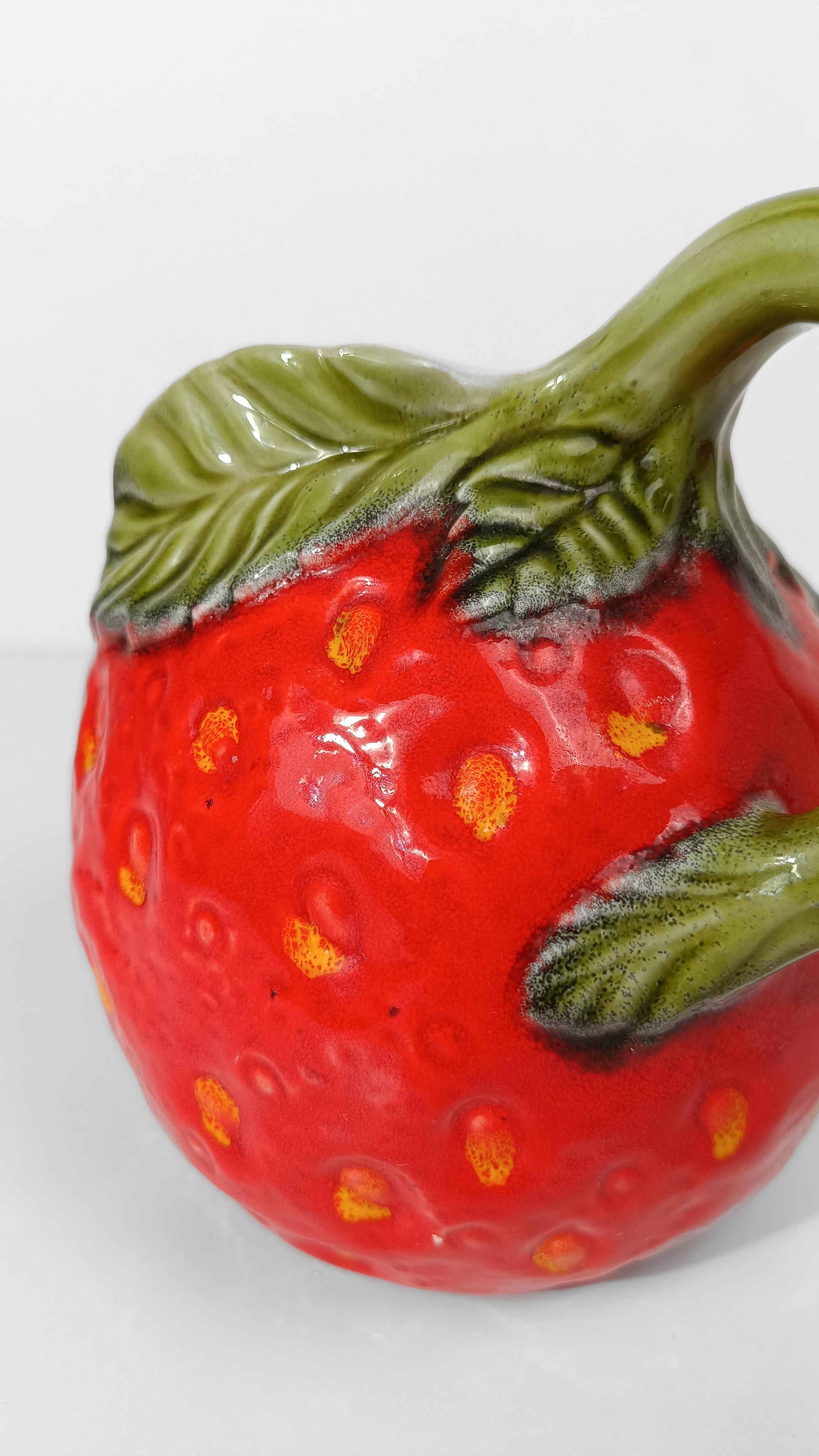 Pichet italien en majolique en forme de fraise,  Italie style ARS Bon état - En vente à Roma, IT