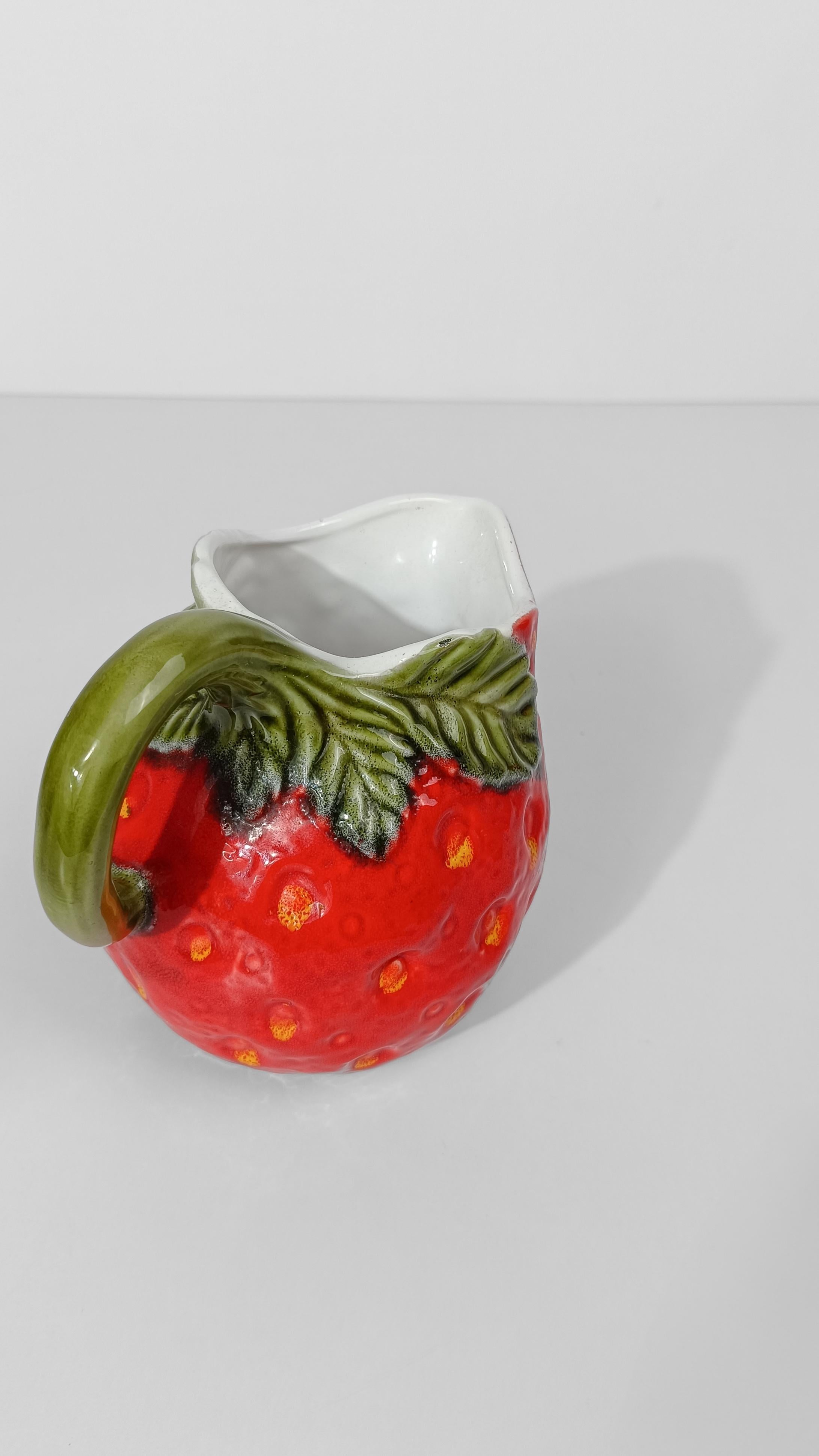 Céramique Pichet italien en majolique en forme de fraise,  Italie style ARS en vente