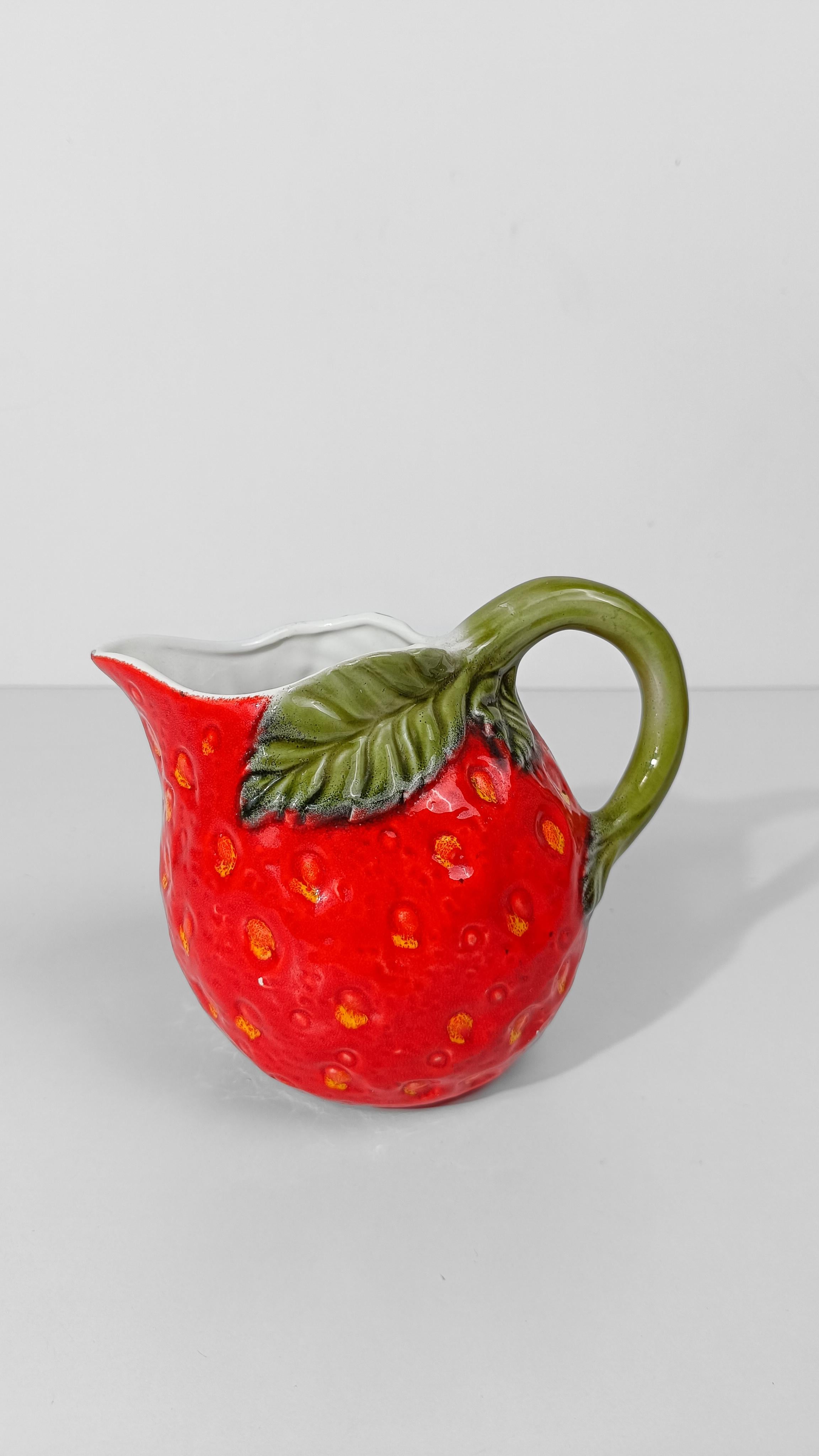Pichet italien en majolique en forme de fraise,  Italie style ARS en vente 2