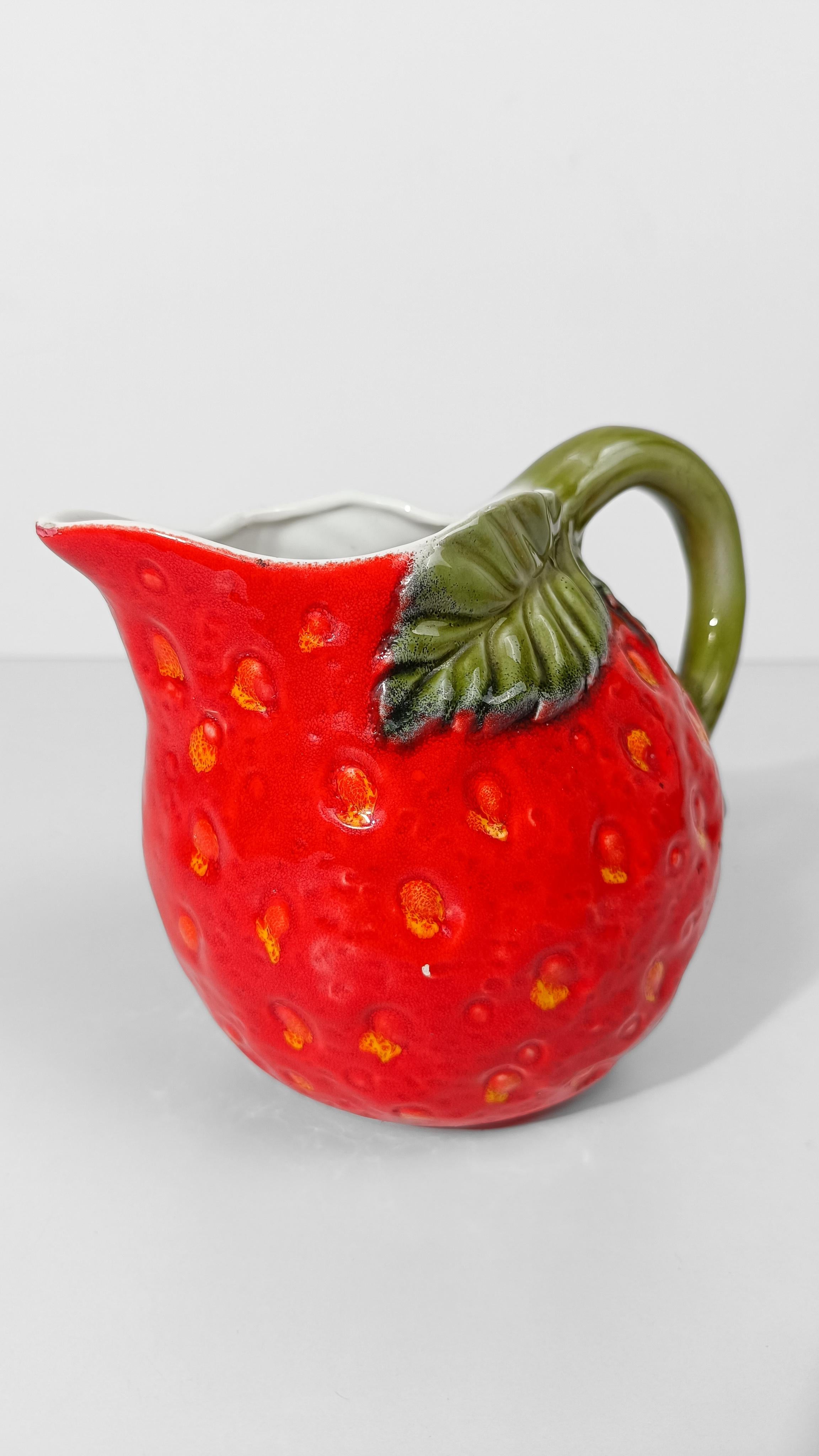 Pichet italien en majolique en forme de fraise,  Italie style ARS en vente 3