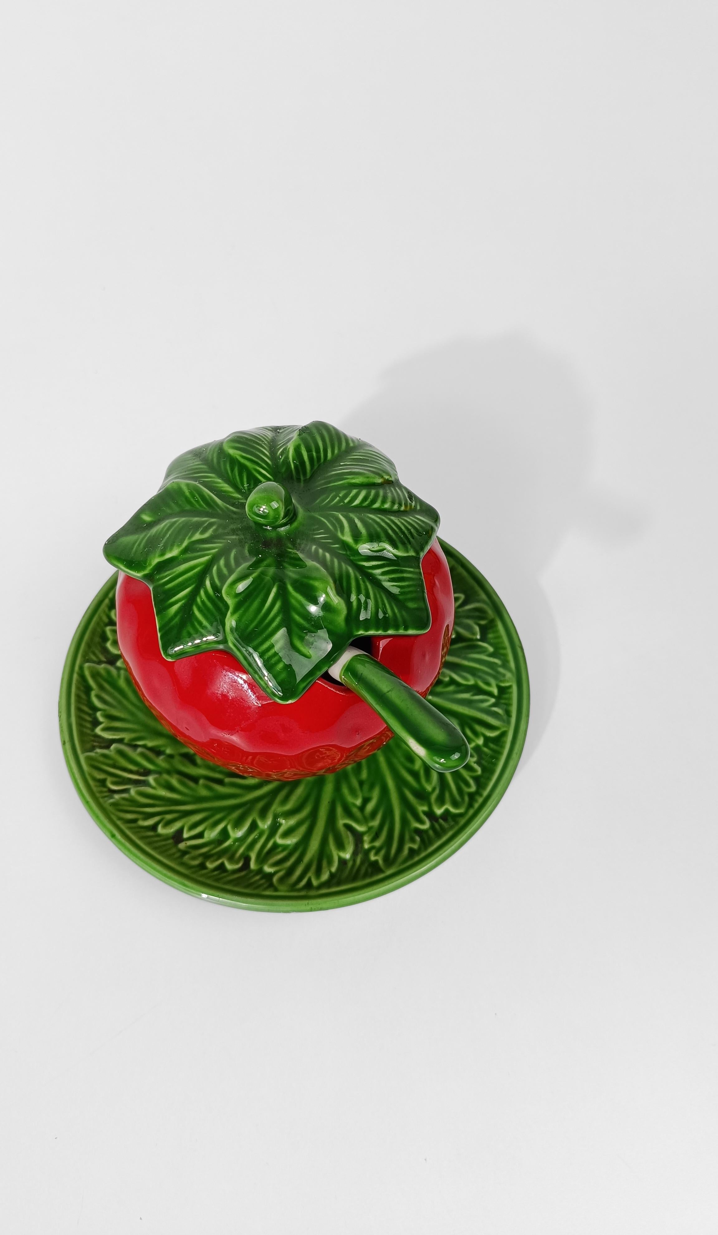 Italiano Zuccheriera in maiolica d'epoca a forma di fragola di Italica Ars in vendita