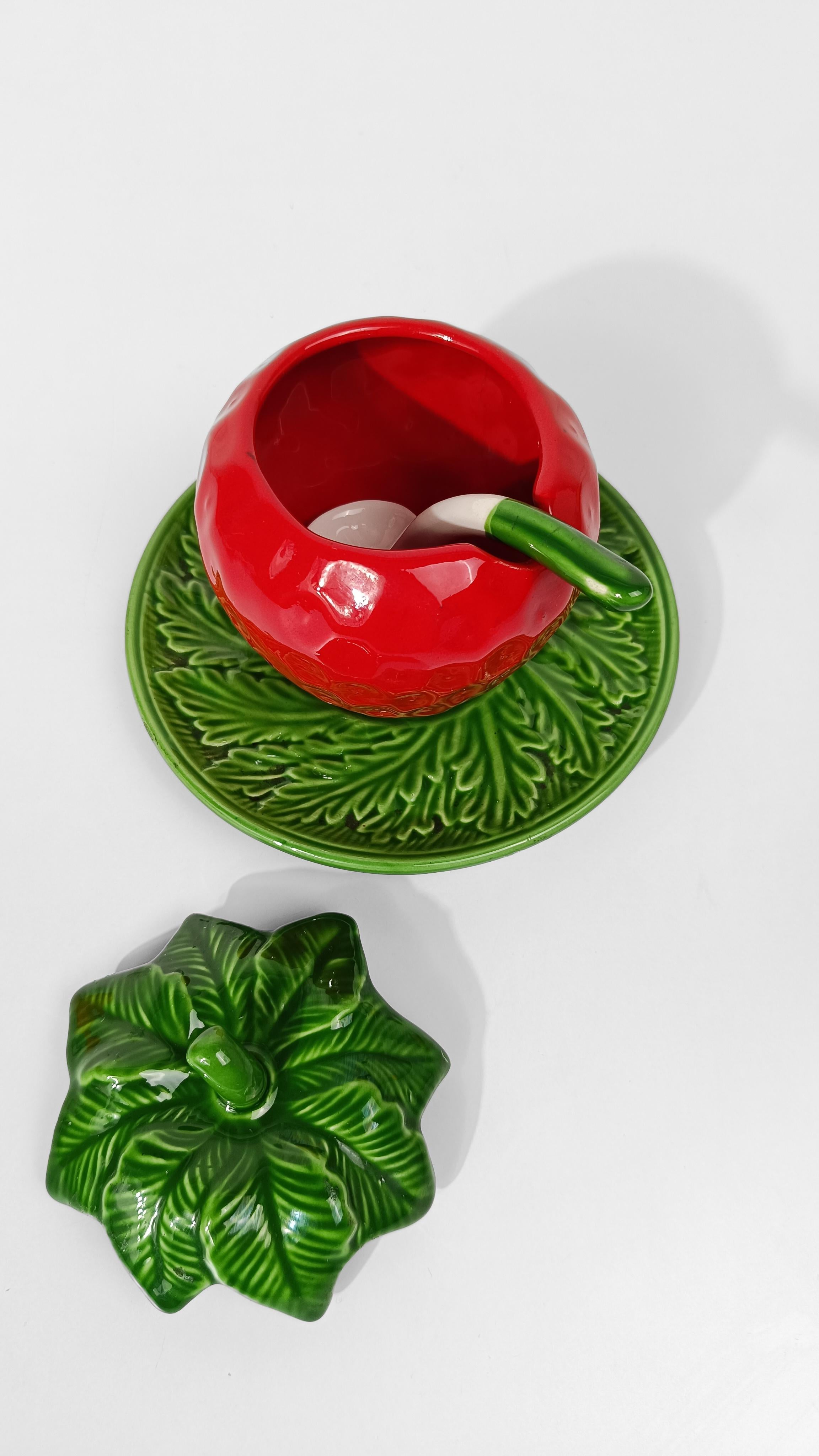 Zuccheriera in maiolica d'epoca a forma di fragola di Italica Ars In condizioni buone in vendita a Roma, IT