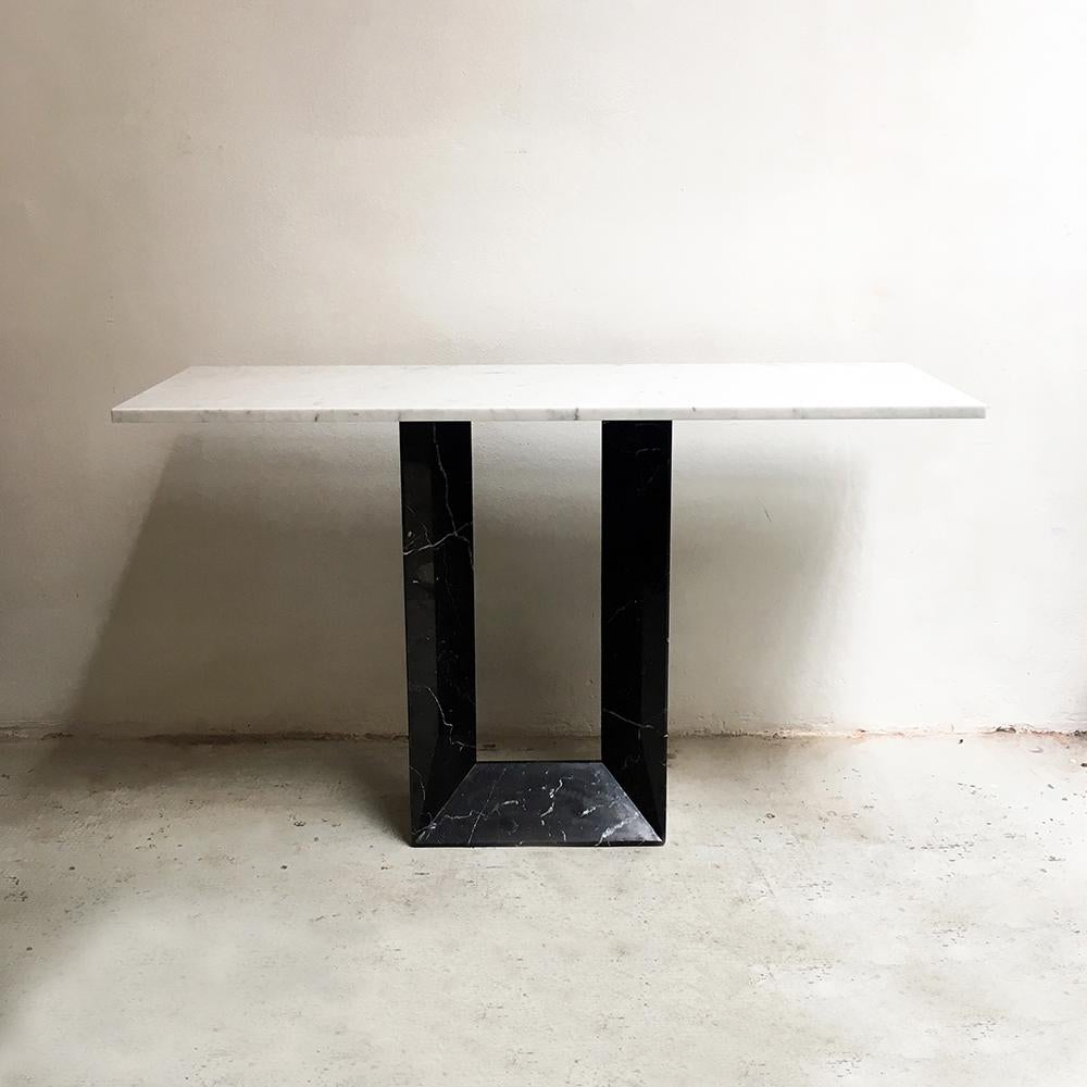 Italian vintage Marquinia marble and Carrara marble entrance consolle, 1970s
Marble entrance console, with triangular section base in black marquinia marble and rectangular top in white Carrara marble.
Perfect condition, fully polished and
