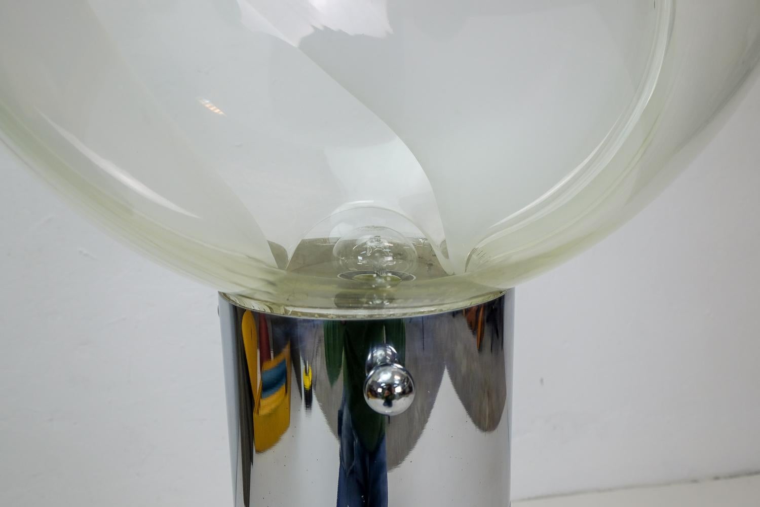 Une lampe produite par la société italienne d'éclairage Venini, design Toni Zuccheri.

Ce lampadaire possède deux sources lumineuses qui peuvent être contrôlées individuellement avec l'interrupteur externe d'origine. L'ampoule en verre repose sur