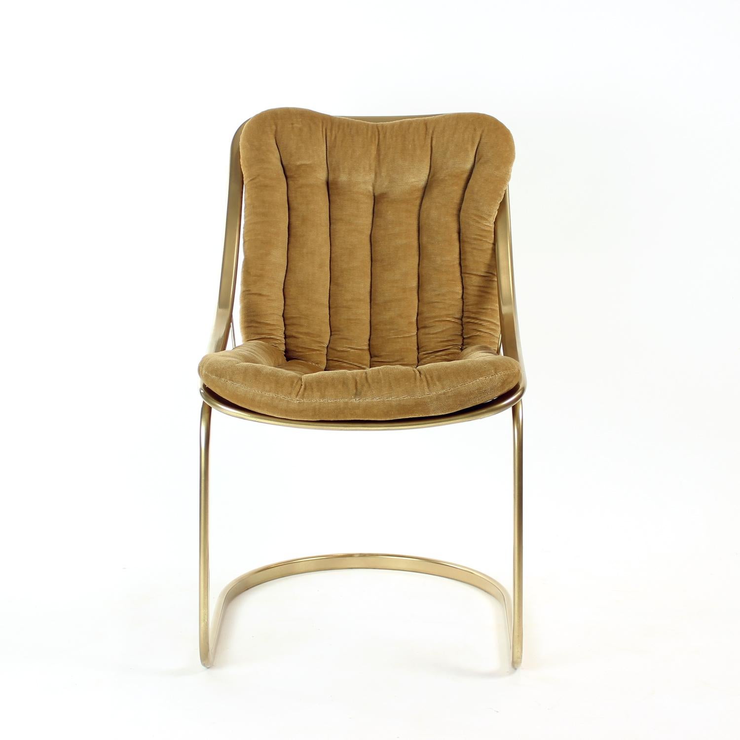 Schöne italienische Stühle aus der Mitte des Jahrhunderts, hergestellt in den 1970er Jahren in Italien,  Gastone Rinaldi Stil. Ursprünglich in Goldchrom ausgeführt. Die Stühle wurden in Goldfarbe neu lackiert. Die Stühle sind aus einem robusten und