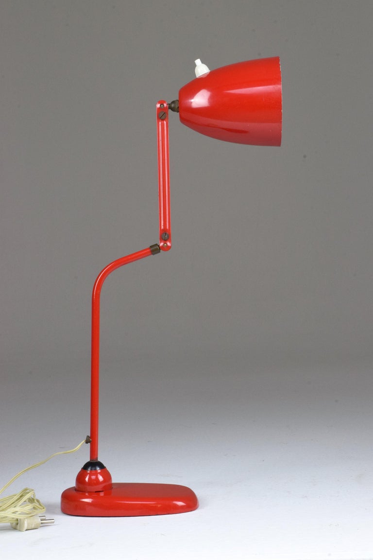 A 20th century Italian desk lamp in the style of Stilnovo which articulates mid-arm. This piece is designed with a push-type switch on the aluminum shade, a steel structure and brass joints.
Italy, circa 1950s.
In its original vintage condition and