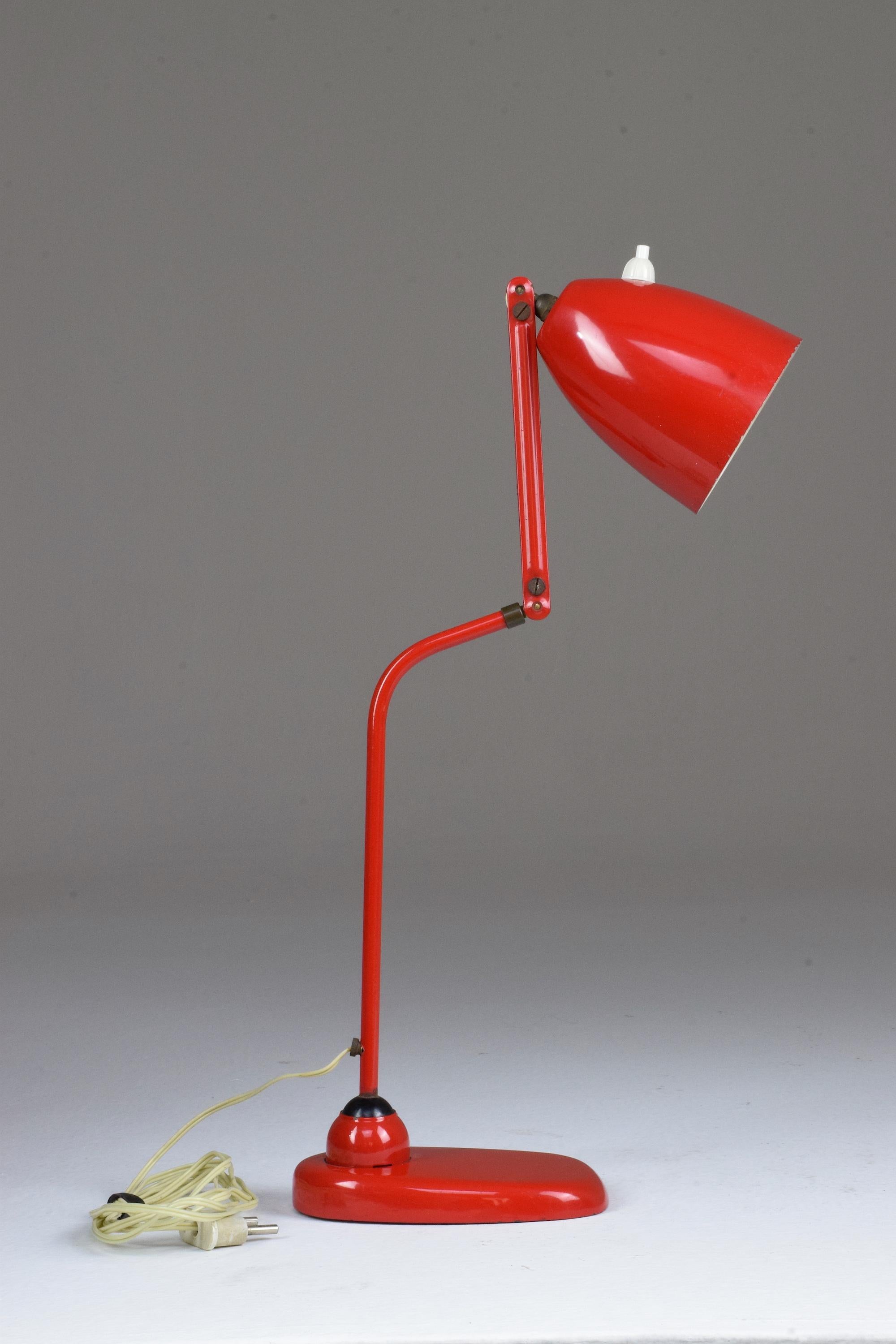 Italian Vintage Midcentury Desk Lamp in the style of Stilnovo In Good Condition In Paris, FR