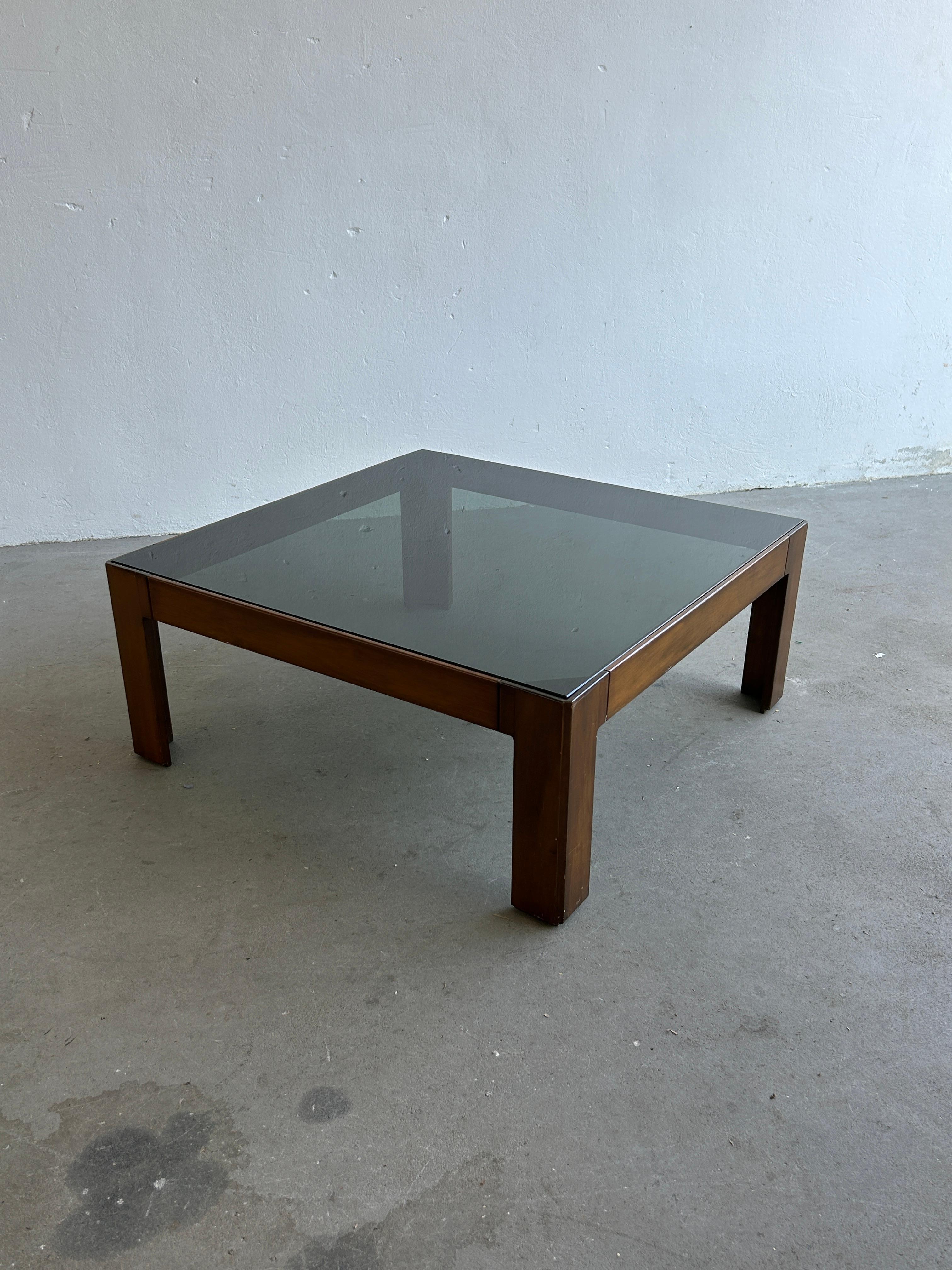 Italian Vintage Mid-Century-Modern Coffee Table in the Style of Afra and Scarpa For Sale 4