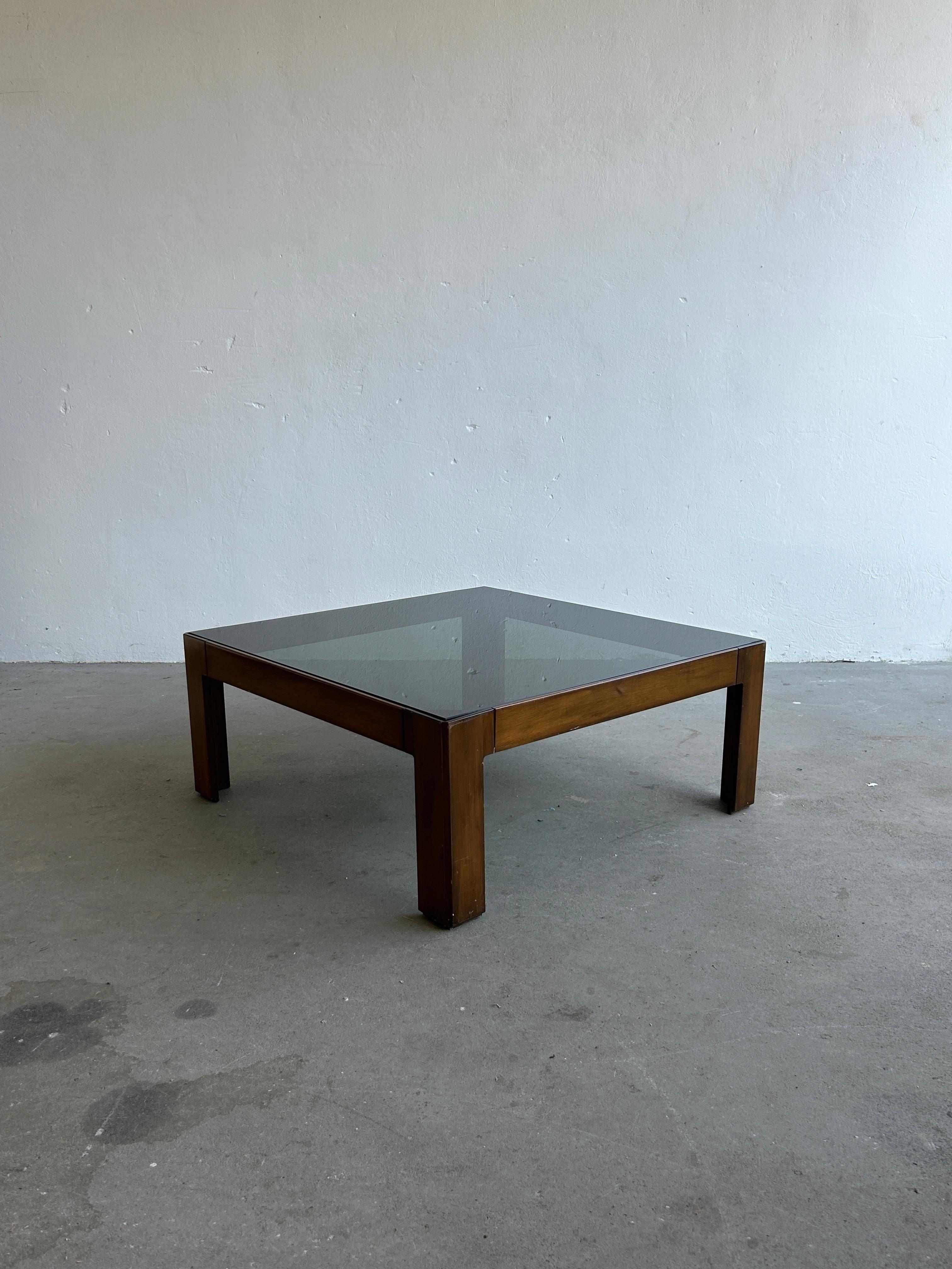 A beautiful and elegant, Italian Mid-Century Modern coffee table or club table, following the style and sculpturality in design of Afra and Tobia Scarpa.
Large and low, a perfect central or side piece of any midcentury or modernist