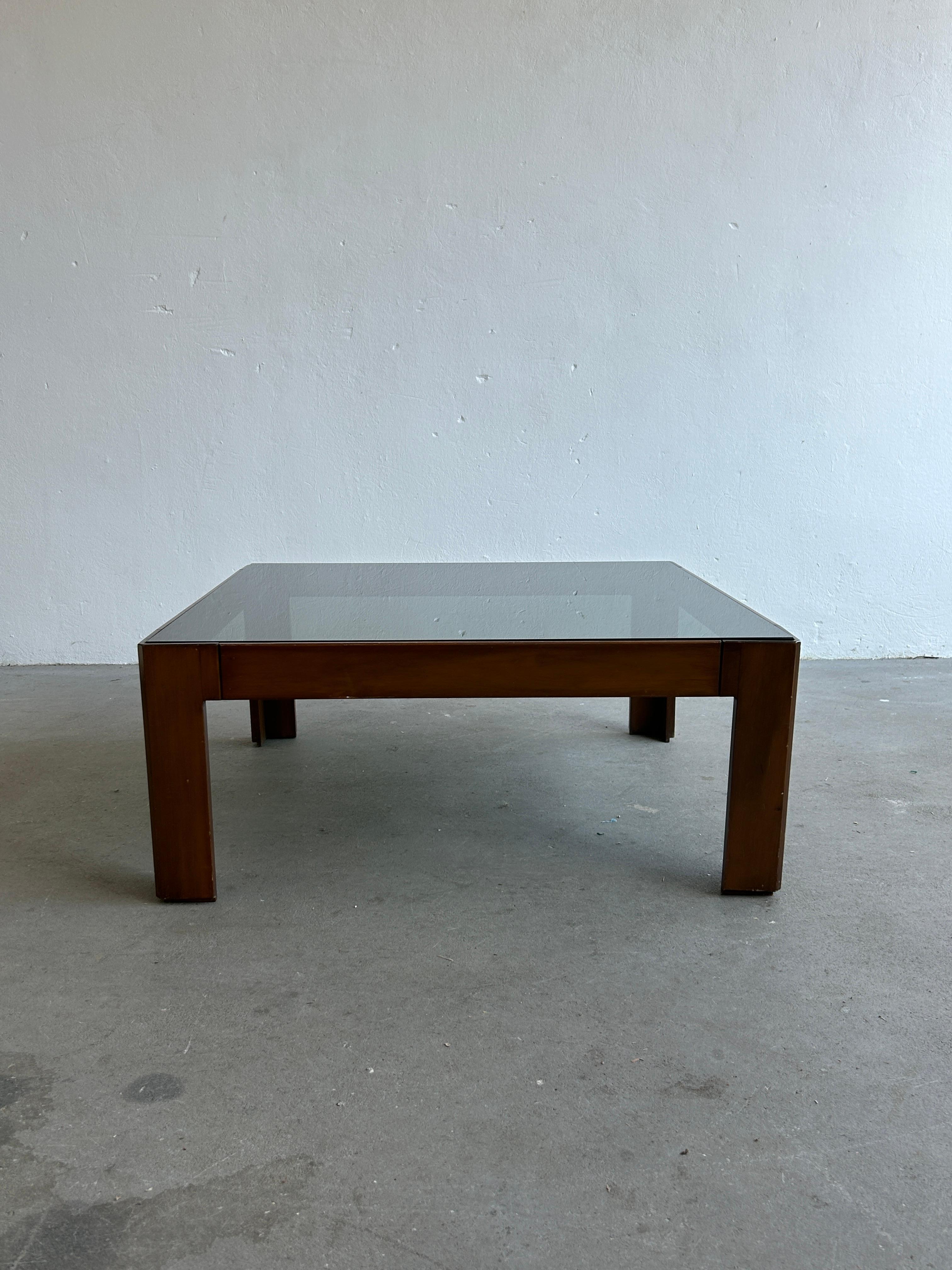 Mid-Century Modern Italian Vintage Mid-Century-Modern Coffee Table in the Style of Afra and Scarpa For Sale