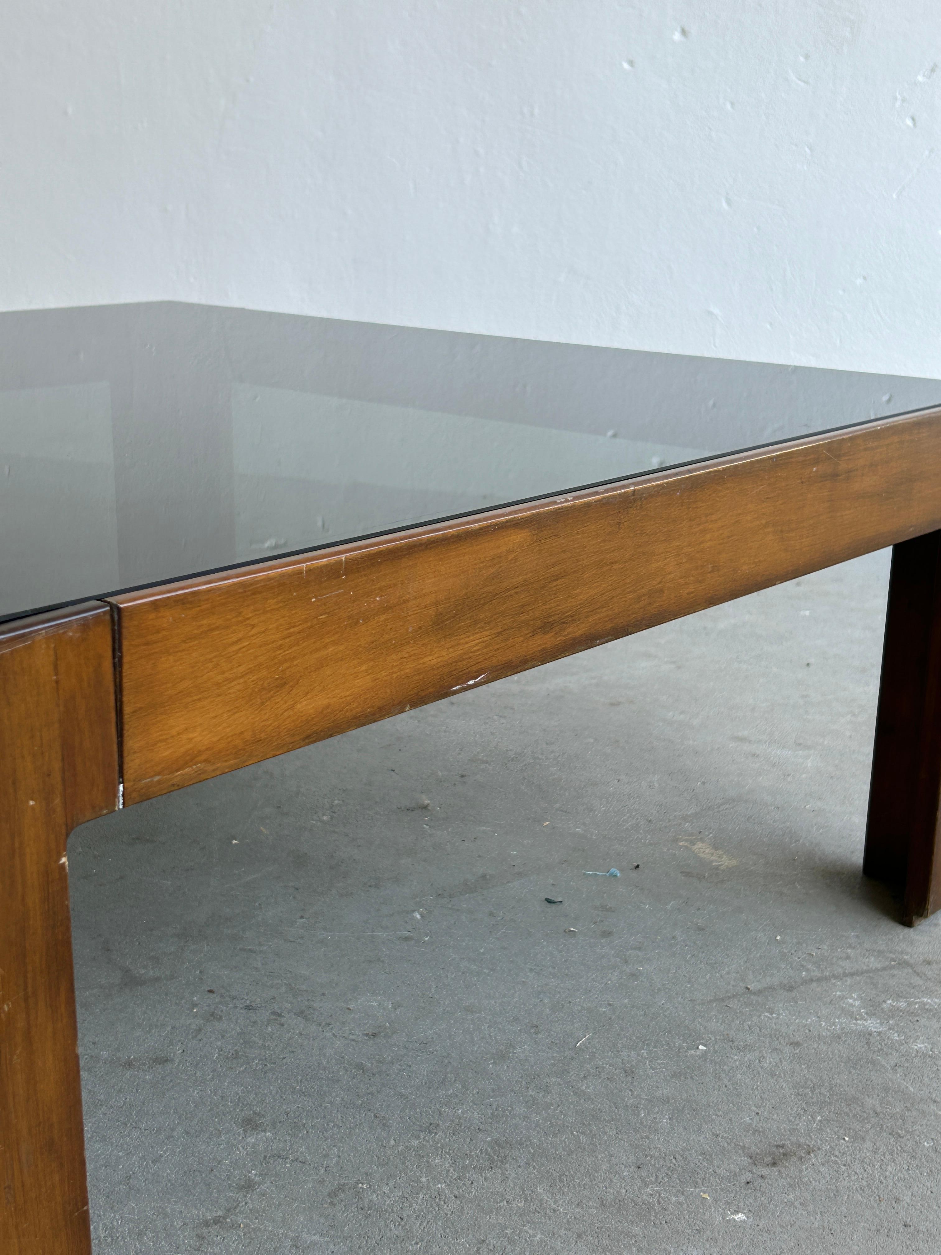 Late 20th Century Italian Vintage Mid-Century-Modern Coffee Table in the Style of Afra and Scarpa For Sale