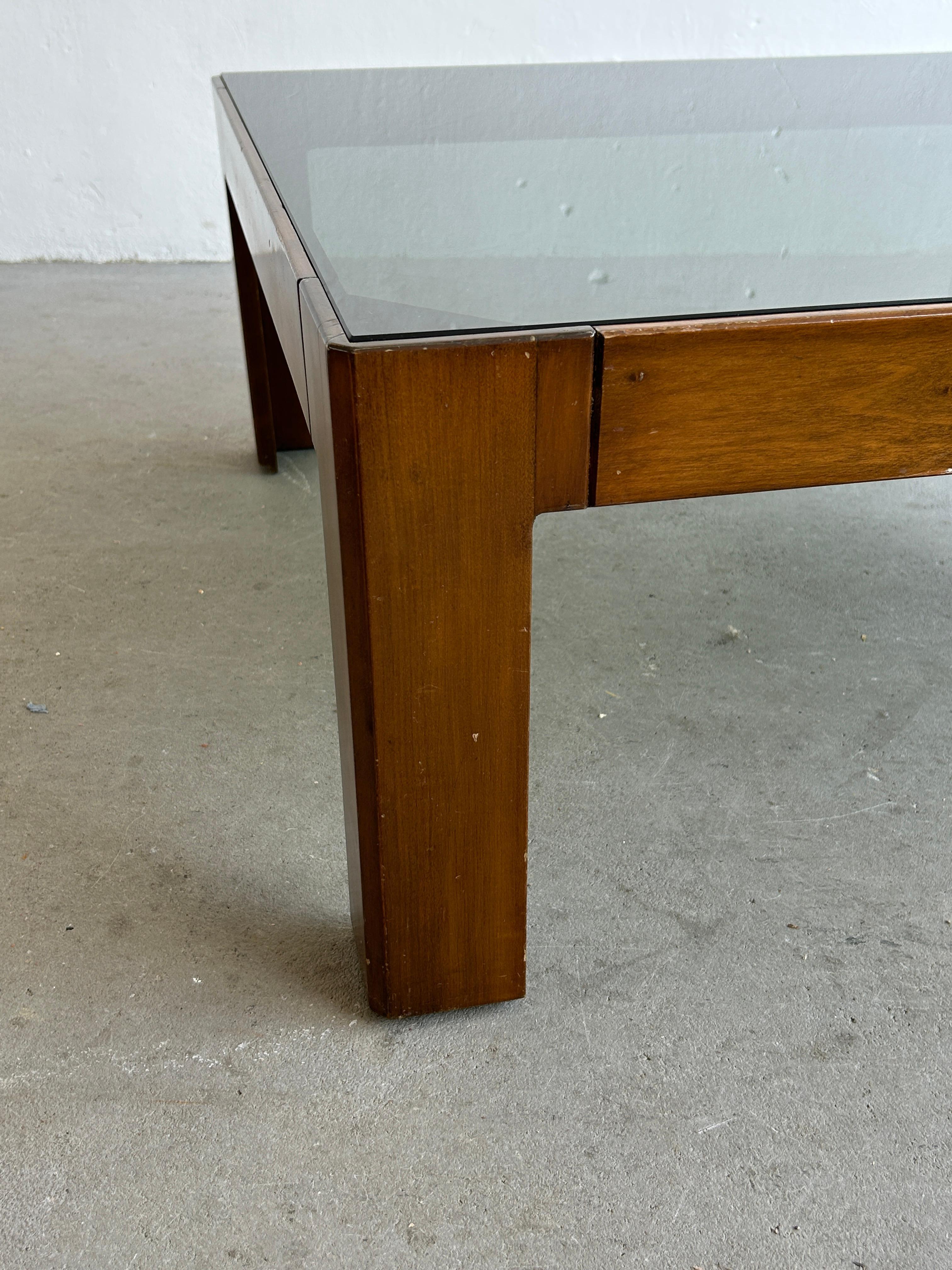 Italian Vintage Mid-Century-Modern Coffee Table in the Style of Afra and Scarpa For Sale 2