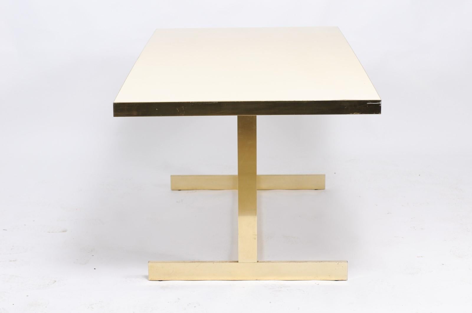 Italian Vintage Mid-Century Modern Formica Dining Table with Brass Trestle Base (Italienisch)