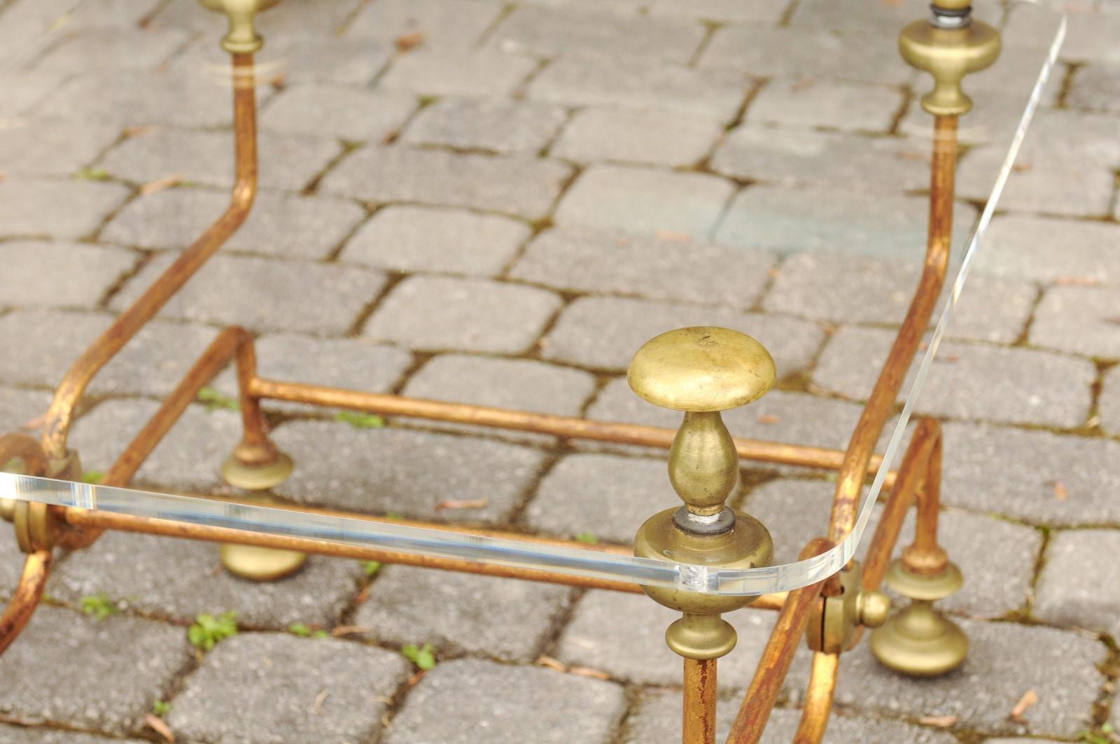 Italian Vintage Midcentury Brass Cocktail Table with Lucite Top and Looping Base For Sale 5