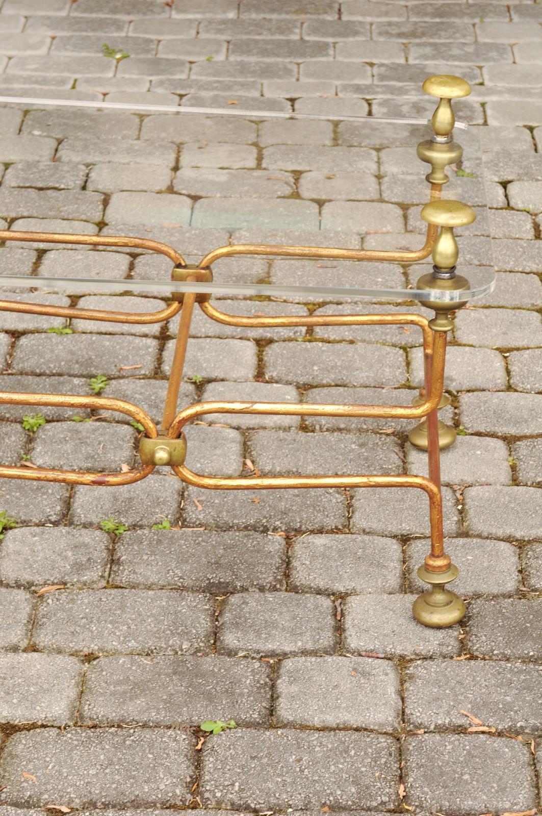 Italian Vintage Midcentury Brass Cocktail Table with Lucite Top and Looping Base For Sale 7