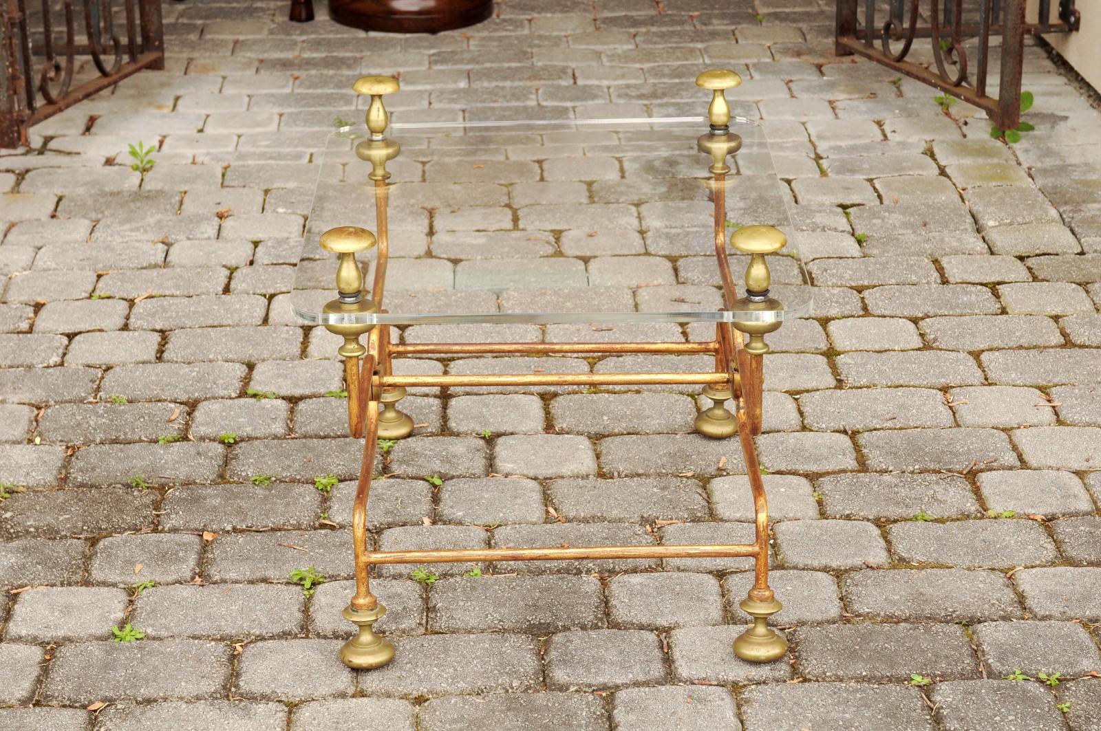 Italian Vintage Midcentury Brass Cocktail Table with Lucite Top and Looping Base For Sale 10