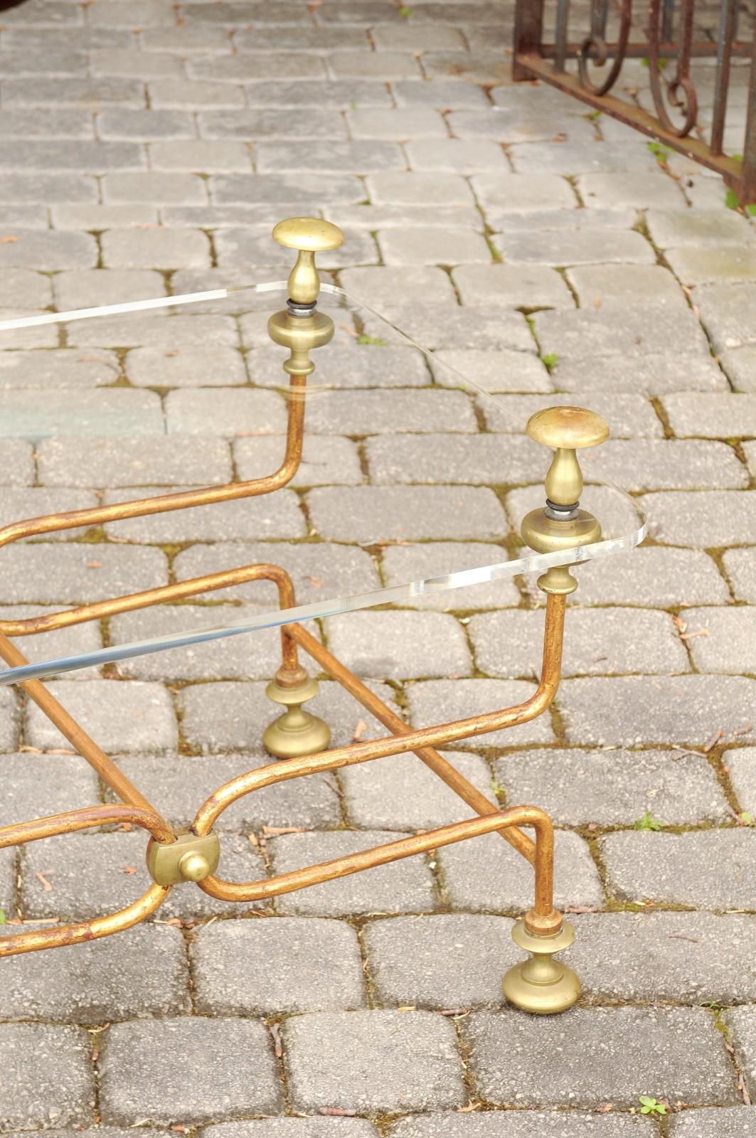 20th Century Italian Vintage Midcentury Brass Cocktail Table with Lucite Top and Looping Base For Sale