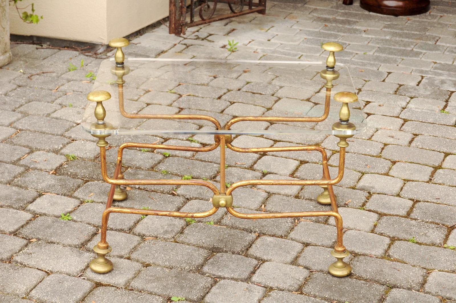 Italian Vintage Midcentury Brass Cocktail Table with Lucite Top and Looping Base For Sale 1