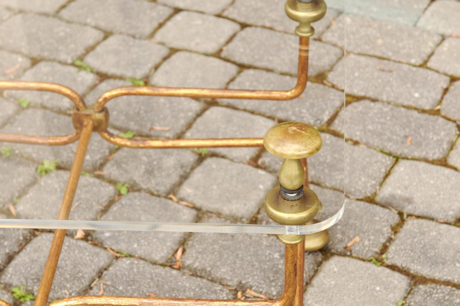 Italian Vintage Midcentury Brass Cocktail Table with Lucite Top and Looping Base For Sale 2