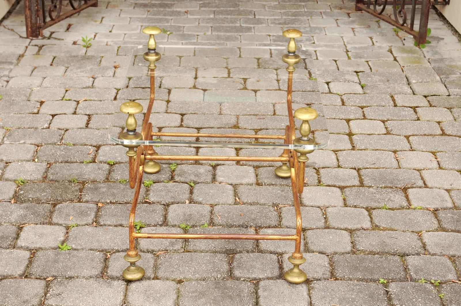 Italian Vintage Midcentury Brass Cocktail Table with Lucite Top and Looping Base For Sale 3