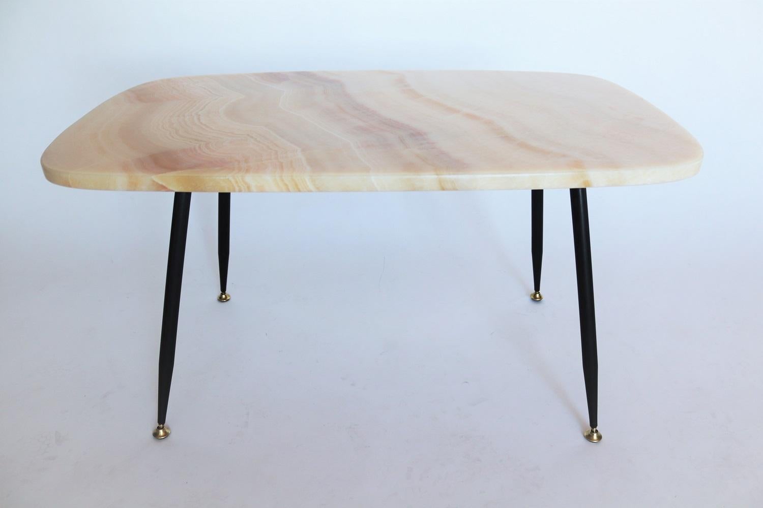 Italian Vintage Midcentury Pink Onyx Marble Coffee Table with Brass Tips, 1950s In Good Condition In Morazzone, Varese