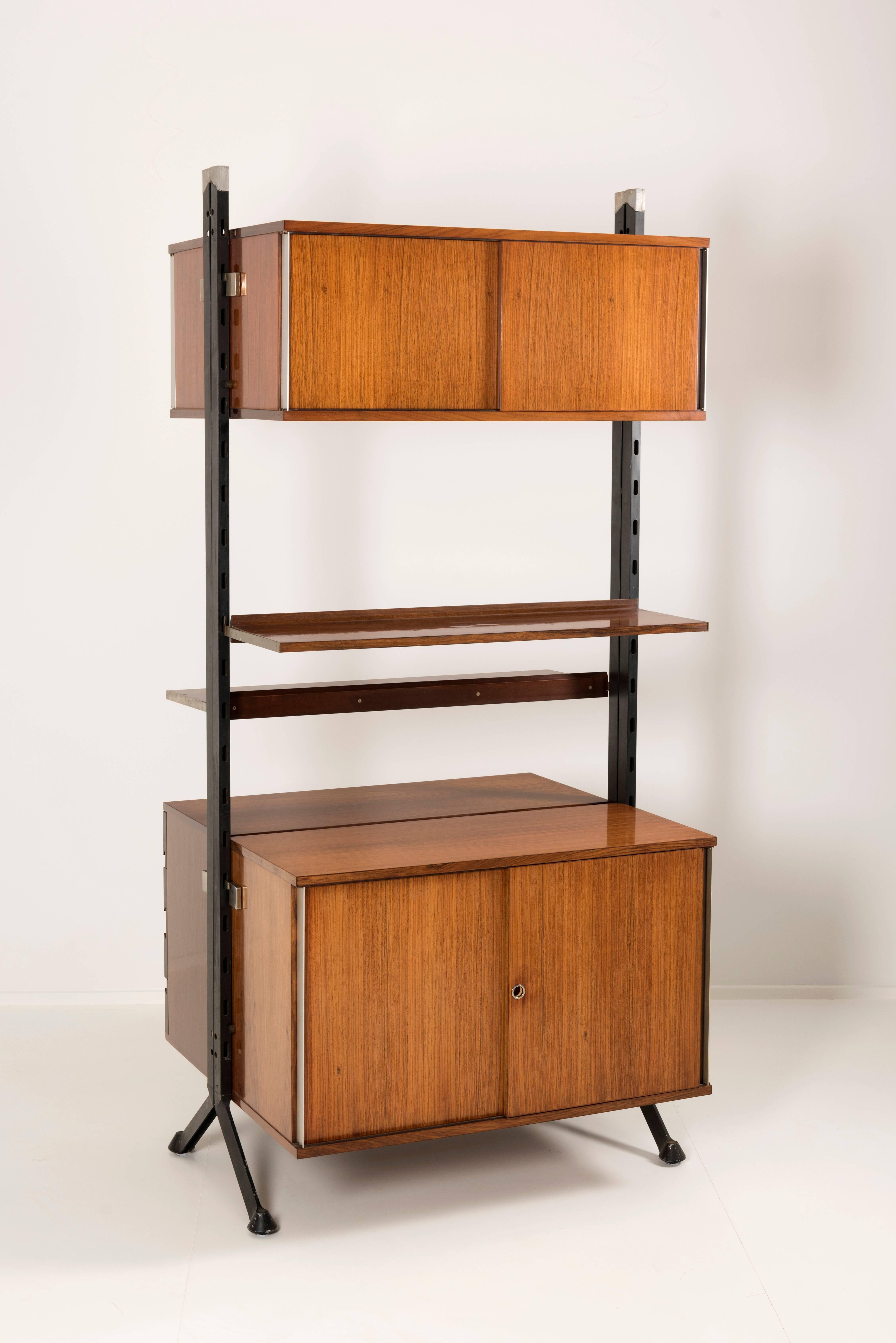 Vintage library in walnut with drawers and doors, must be placed in the middle of a room design by Ico Parisi manufactured by MIM, Italy, circa 1960.
Measure: H 215 cm 98 x 85 cm.