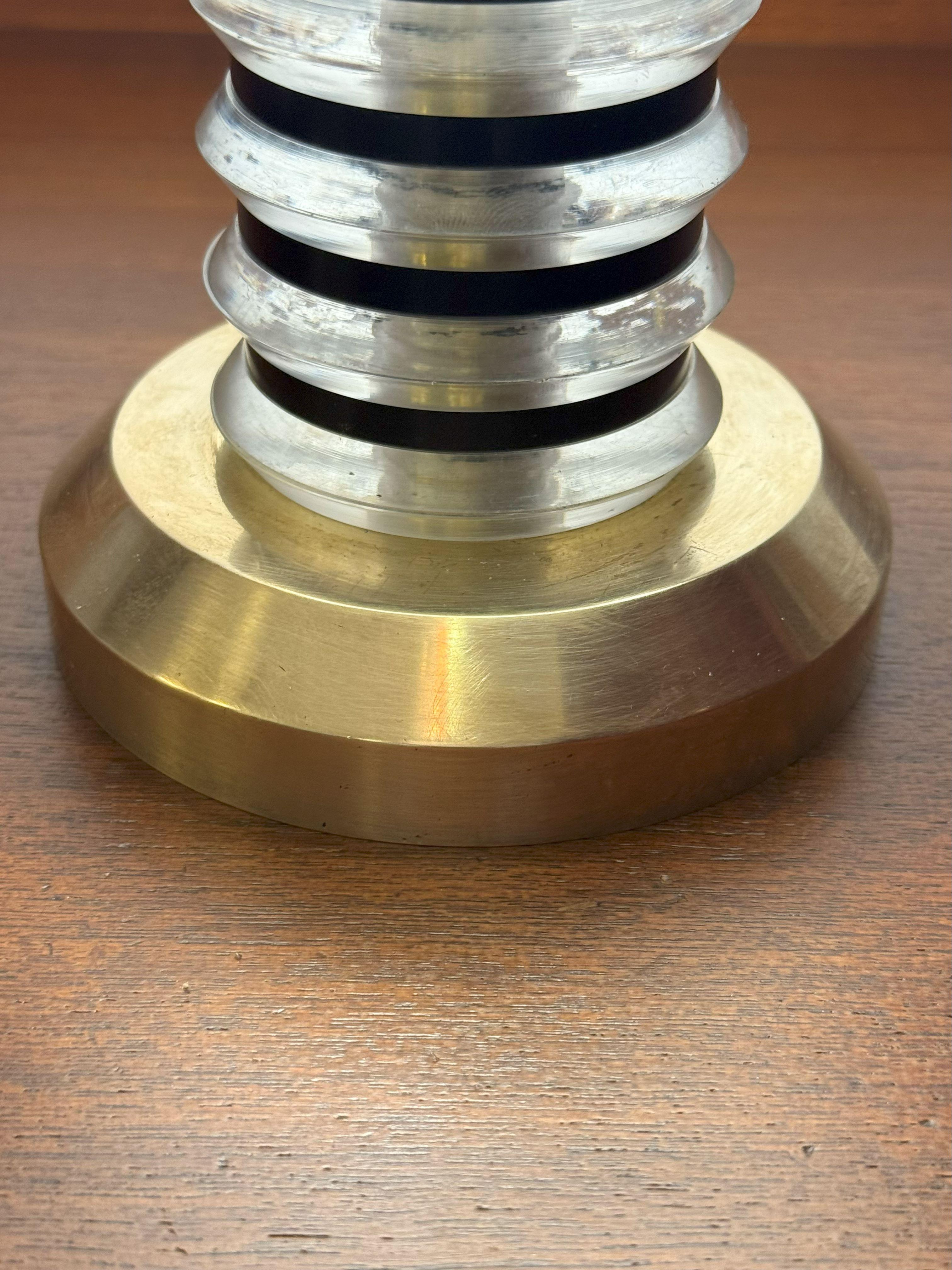 A.I.C. Italian Vintage Modernist Lucite and Brass Table Lamp, c. 1968-1975 en vente 3