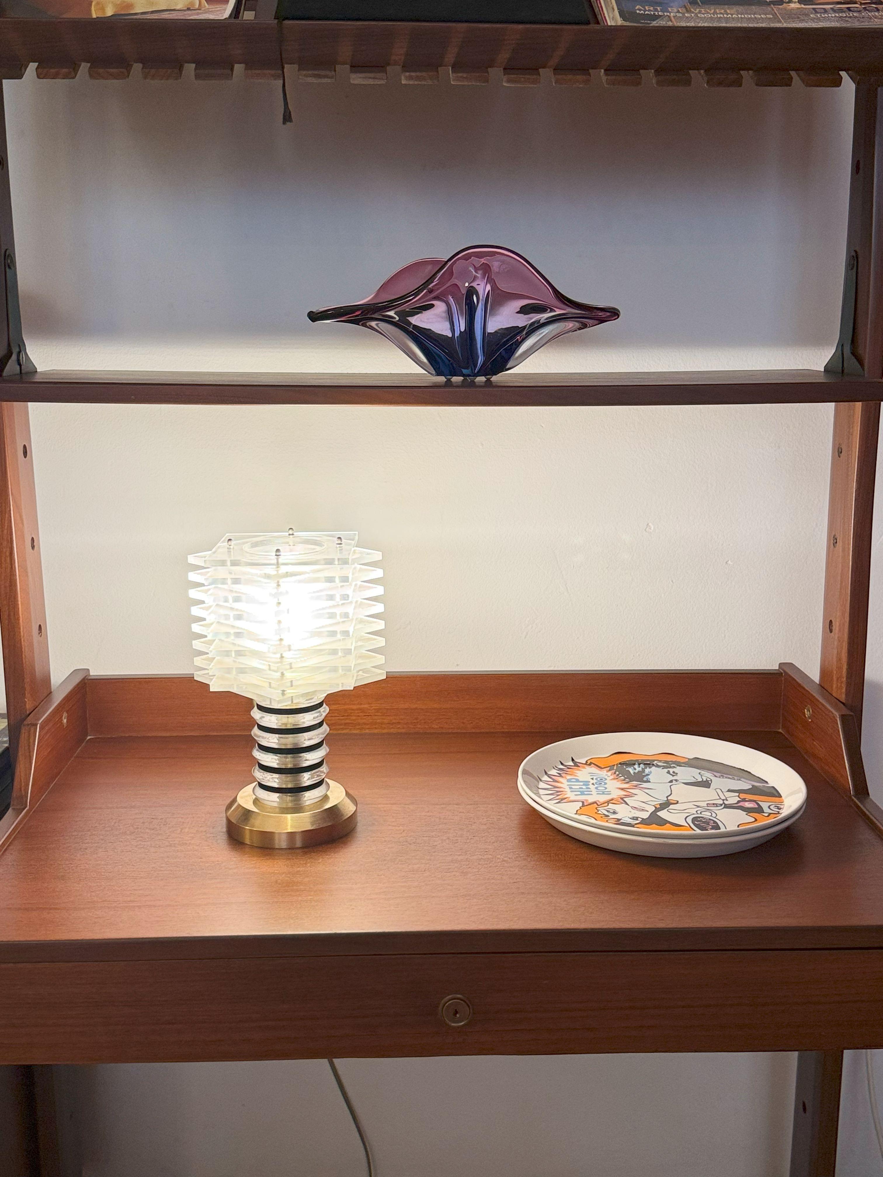 A.I.C. Italian Vintage Modernist Lucite and Brass Table Lamp, c. 1968-1975 en vente 4