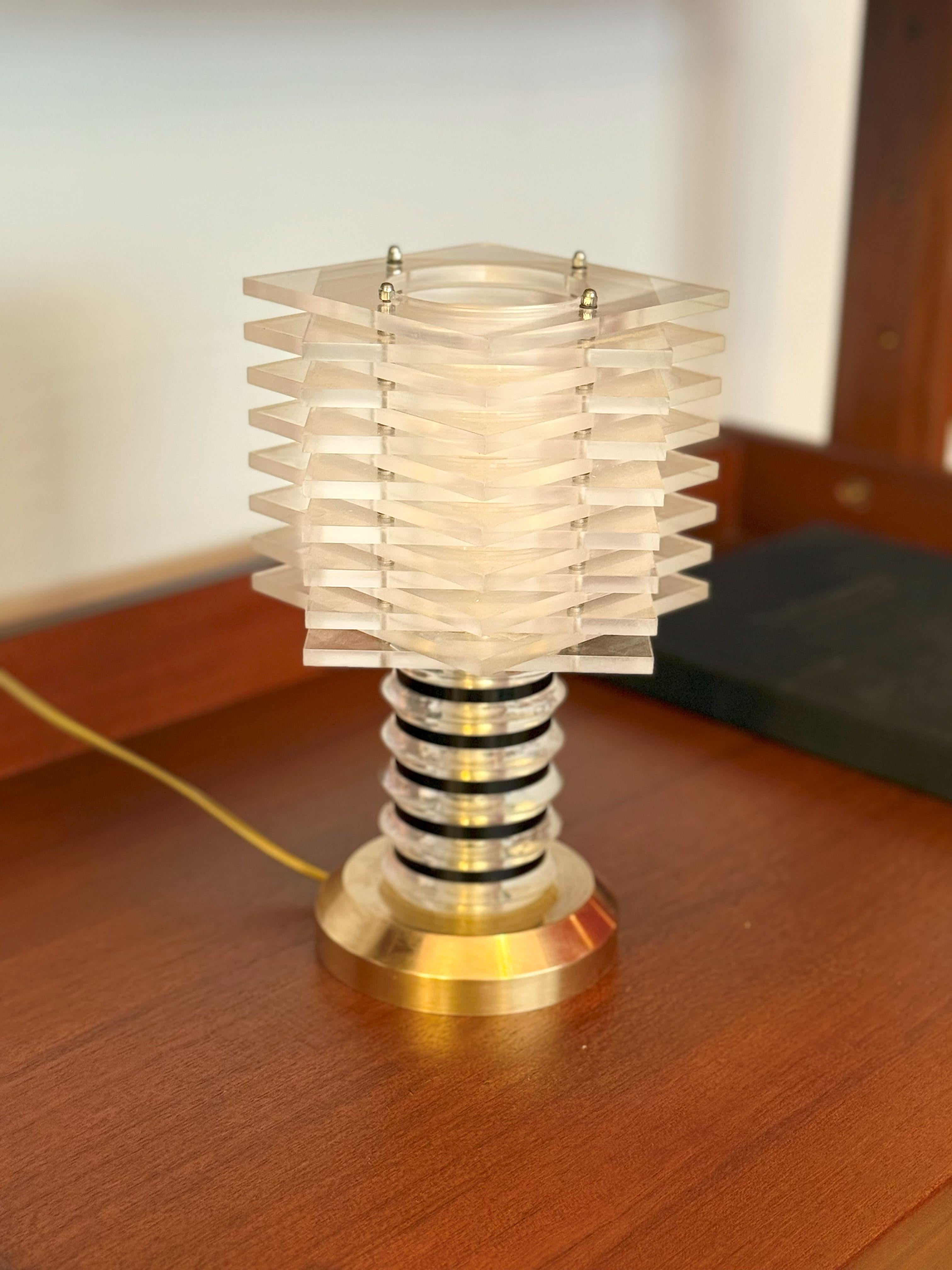 Mid-Century Modern A.I.C. Italian Vintage Modernist Lucite and Brass Table Lamp, c. 1968-1975 en vente