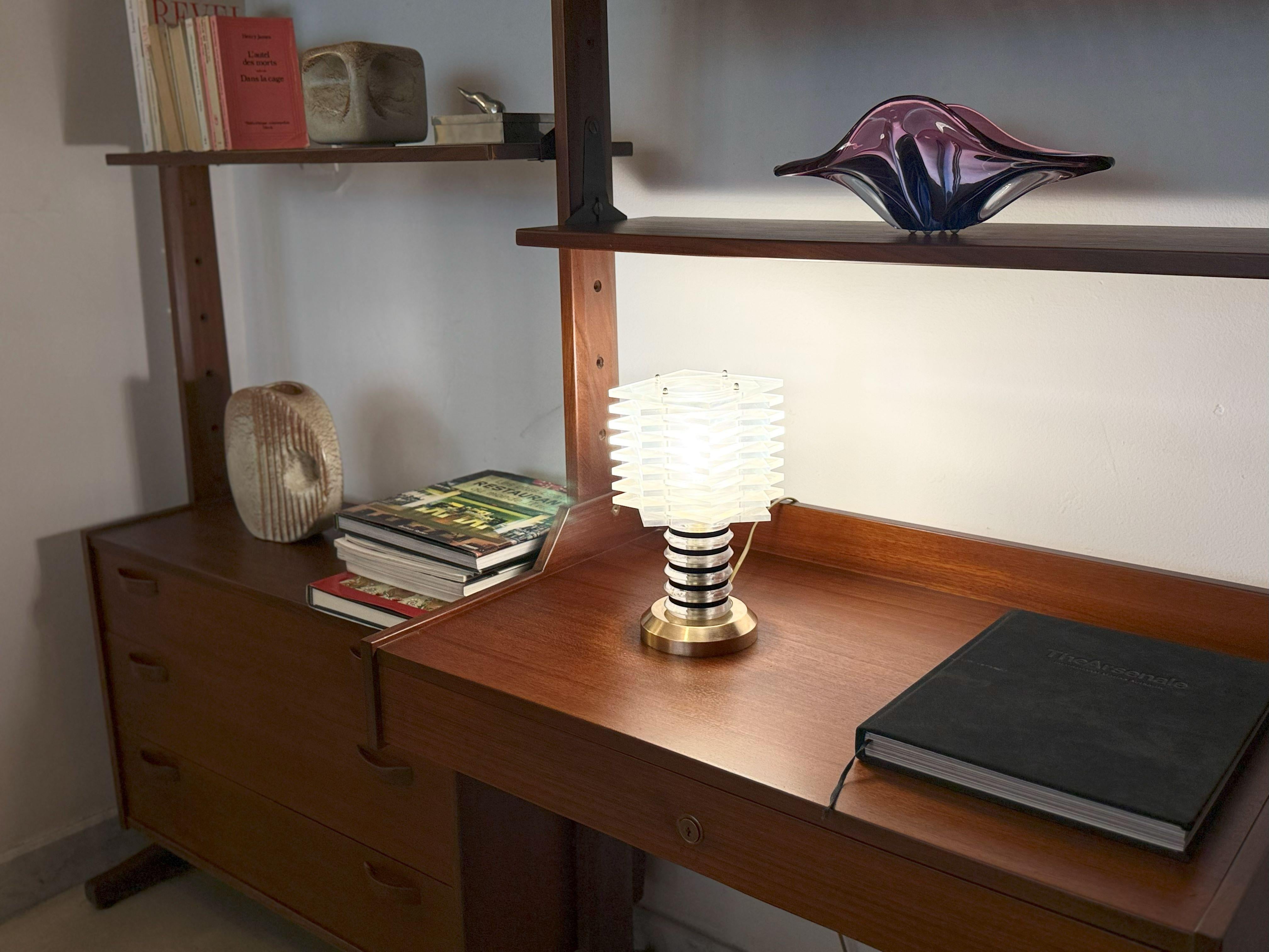 italien A.I.C. Italian Vintage Modernist Lucite and Brass Table Lamp, c. 1968-1975 en vente