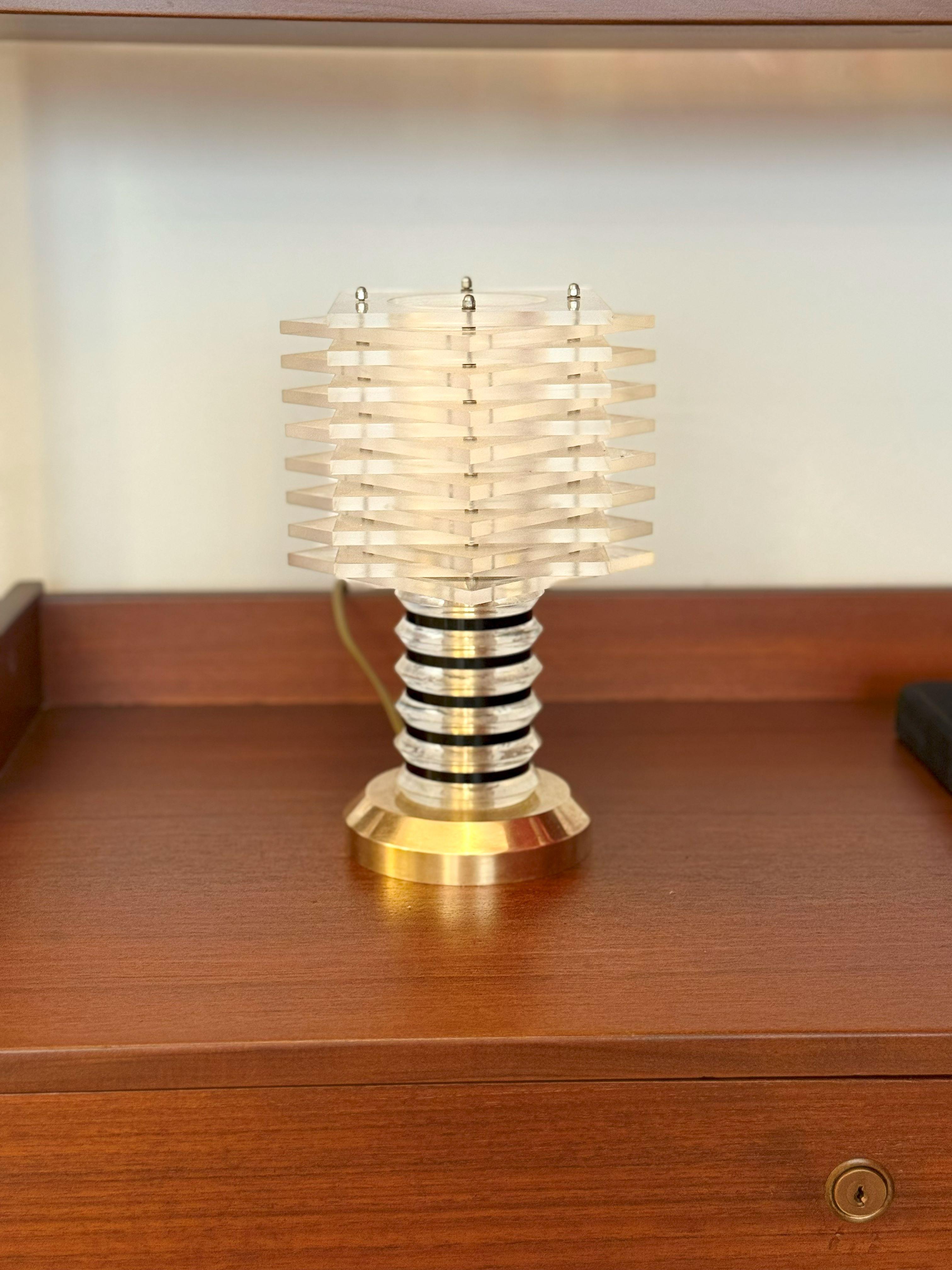 A.I.C. Italian Vintage Modernist Lucite and Brass Table Lamp, c. 1968-1975 Bon état - En vente à Paris, FR