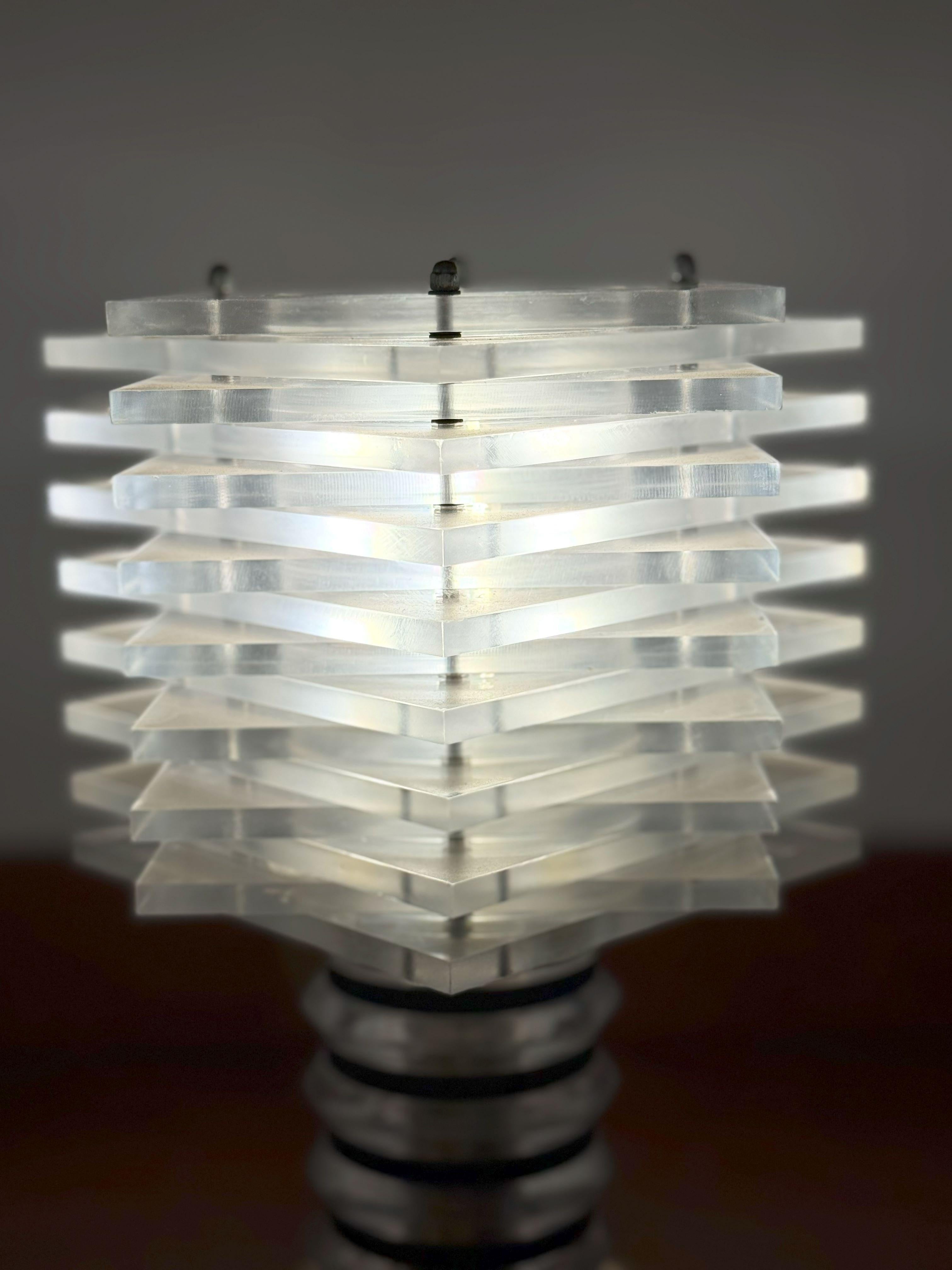 Fin du 20e siècle A.I.C. Italian Vintage Modernist Lucite and Brass Table Lamp, c. 1968-1975 en vente